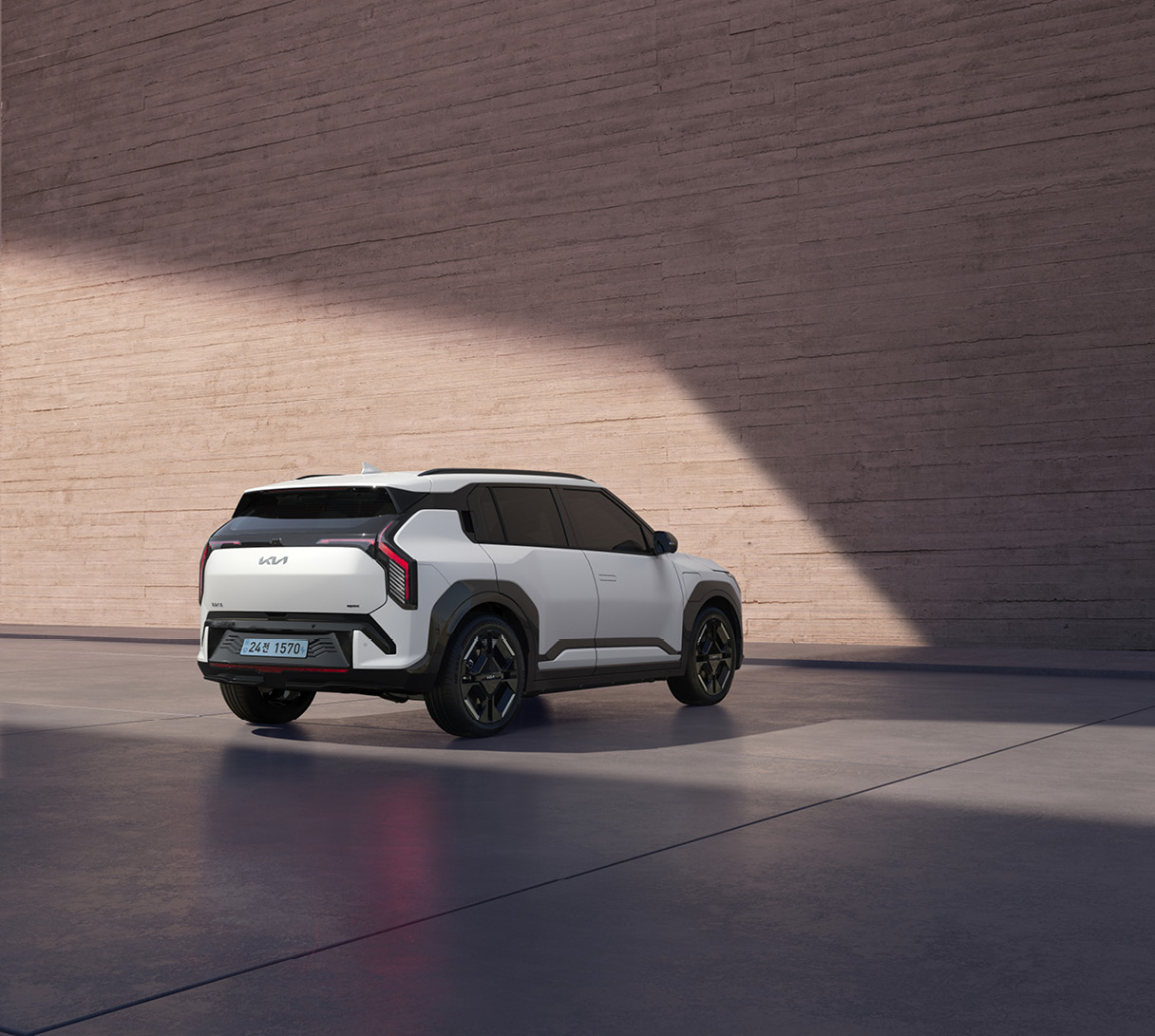 오렌지색 벽을 마주하고 정차한 EV3의 후측면 모습