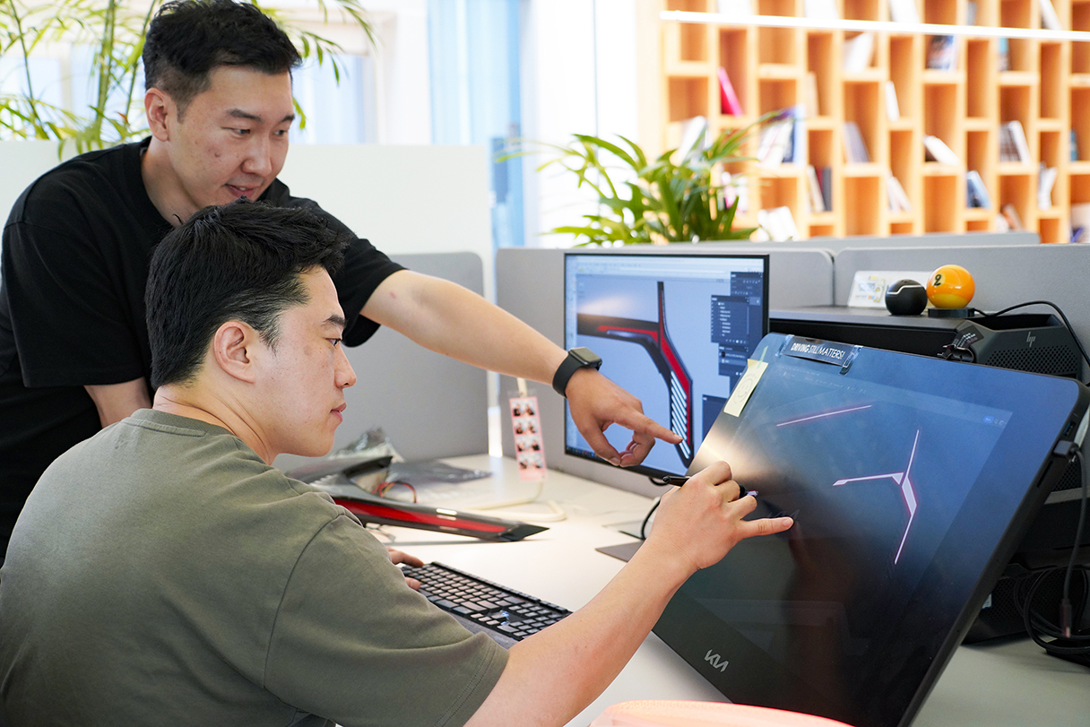 기아 EV3 디자이너의 모습