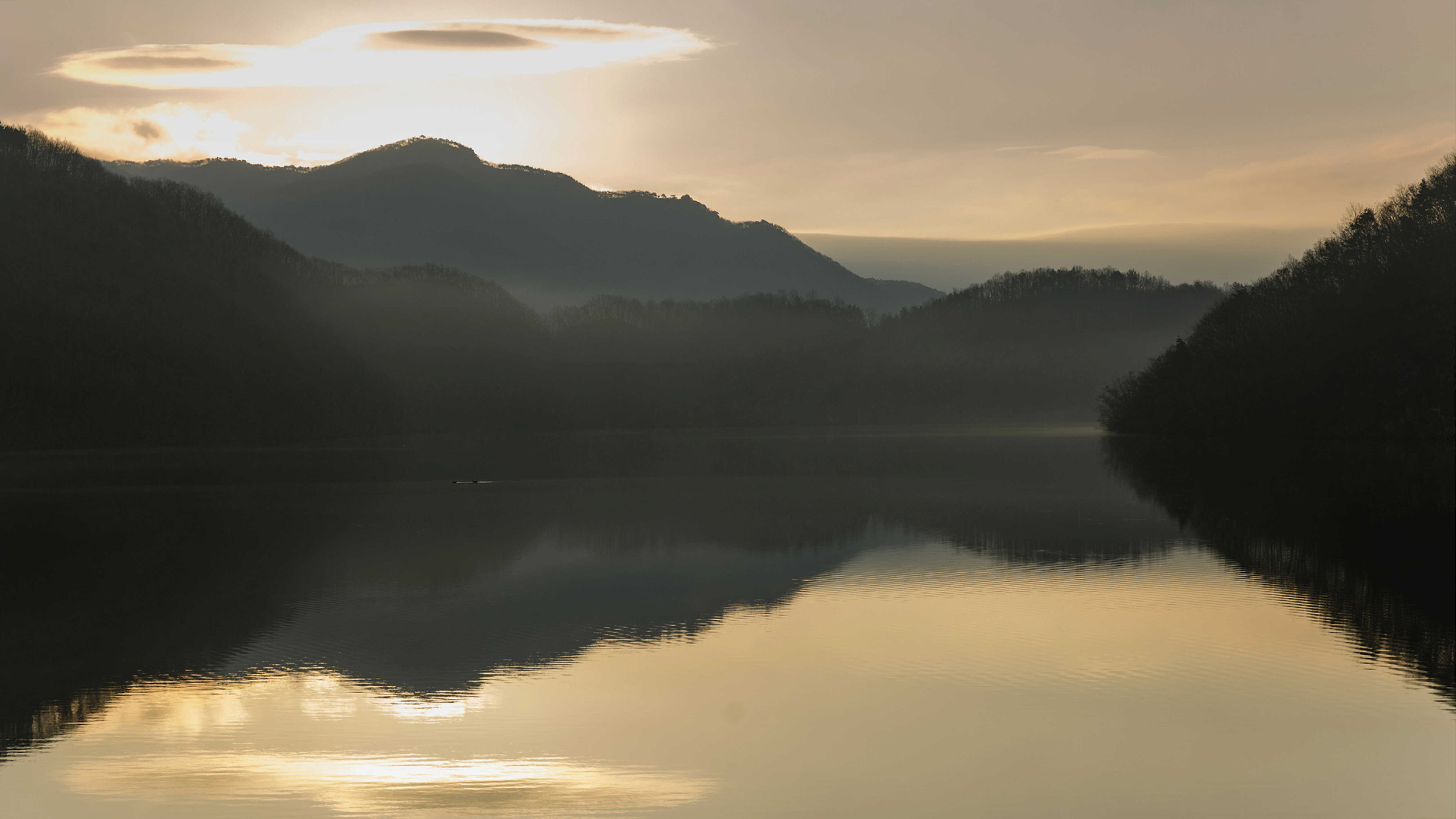 고요한 호수의 모습