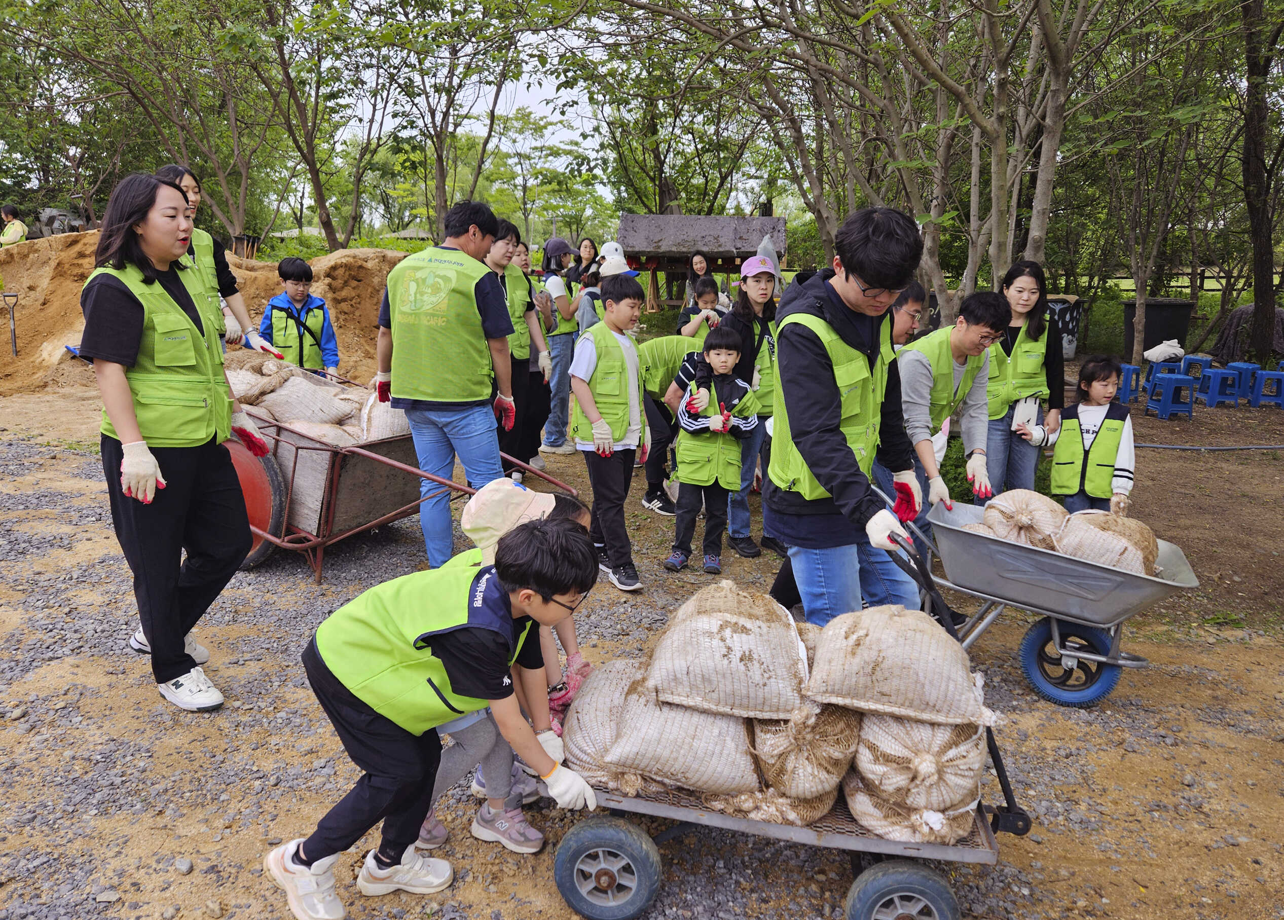 환경보전 활동 중인 사람들의 모습