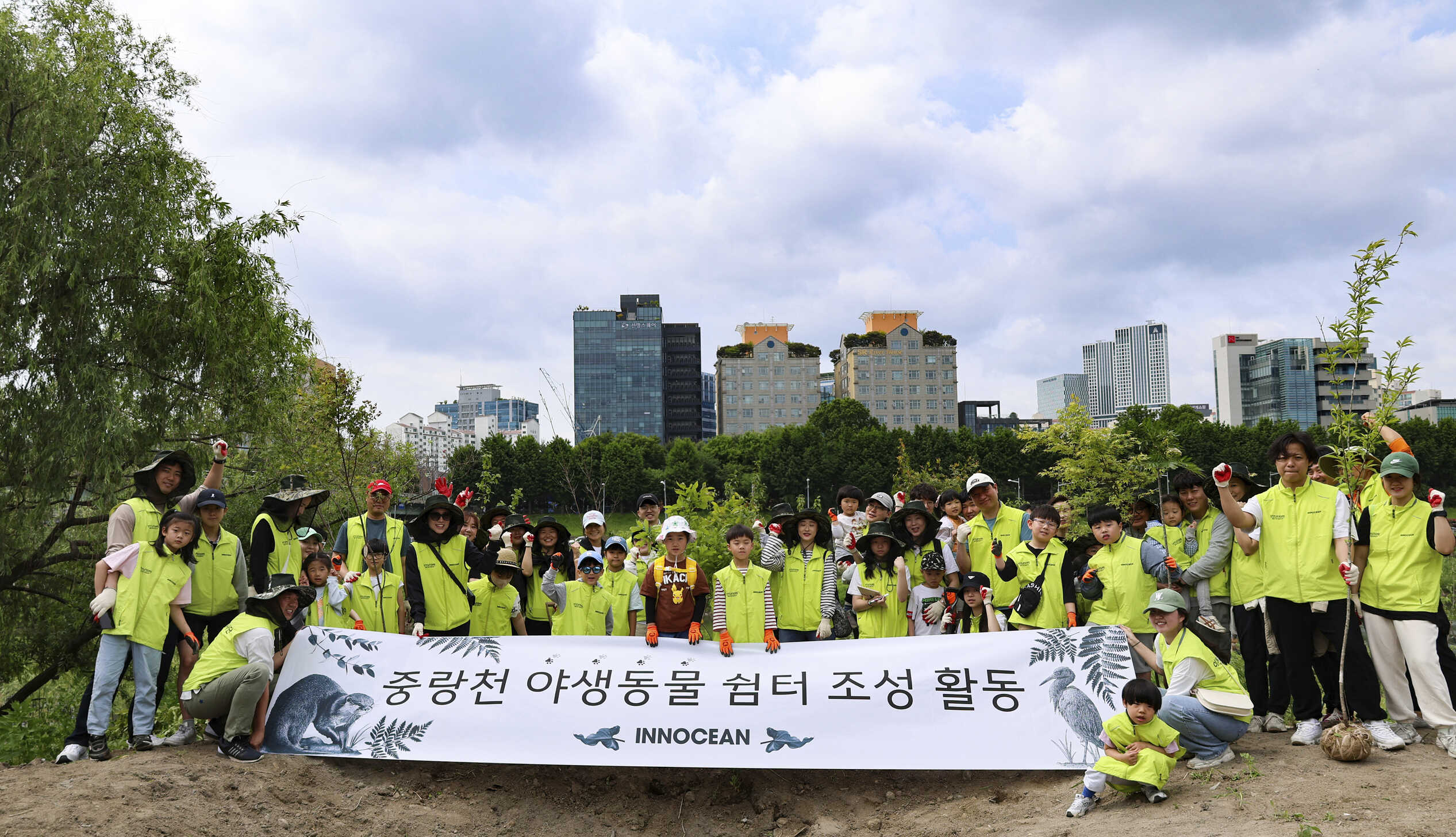 환경 활동에 참석한 임직원들의 모습