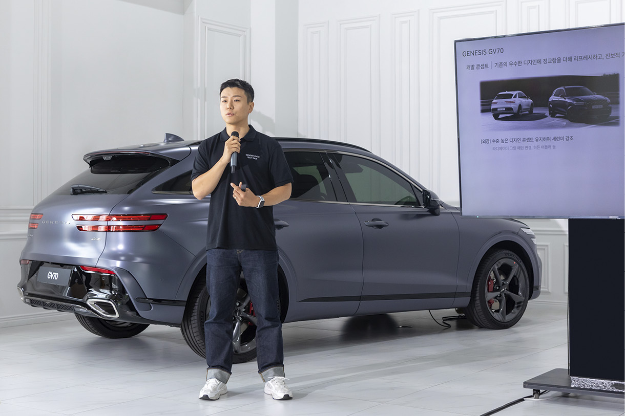 제네시스 개발진이 발표 중이다