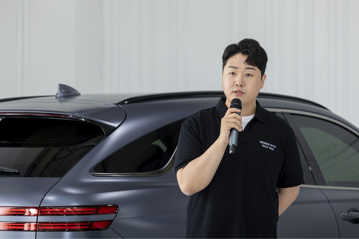 제네시스 개발진이 발표 중인 모습