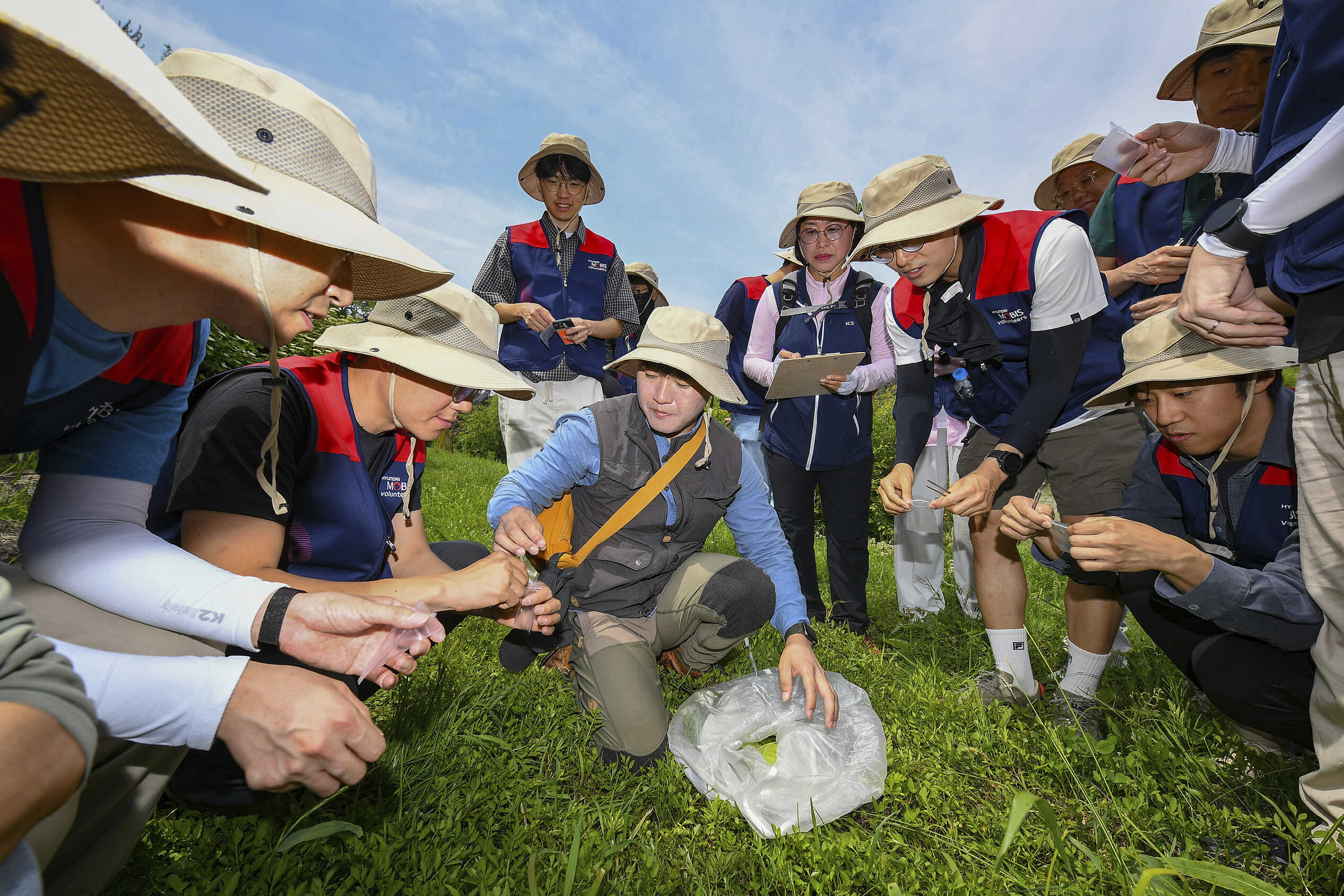 생태숲 조성 활동에 참석하고 있는 임직원들의 모습
