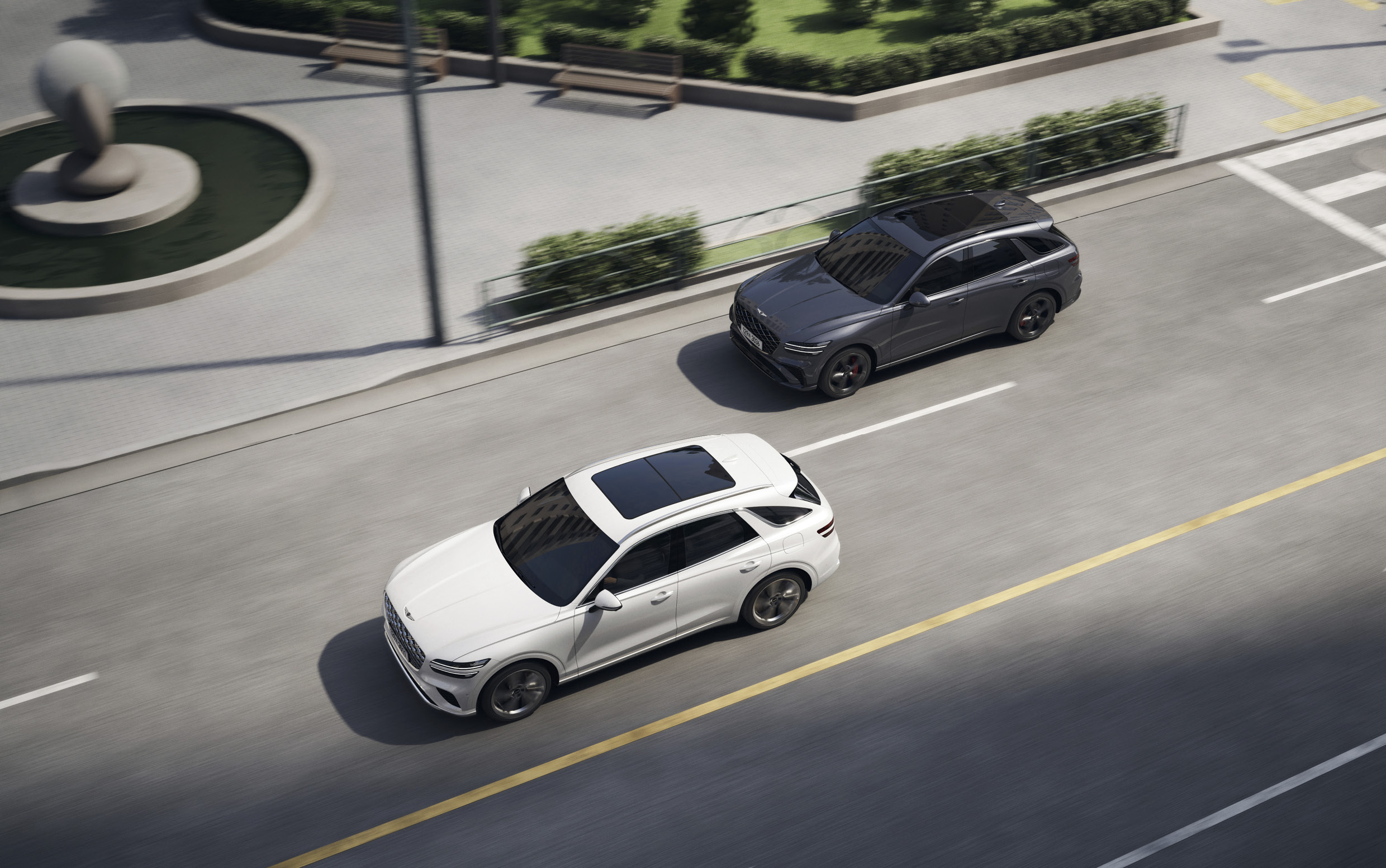 주행 중인 2대의 GV70