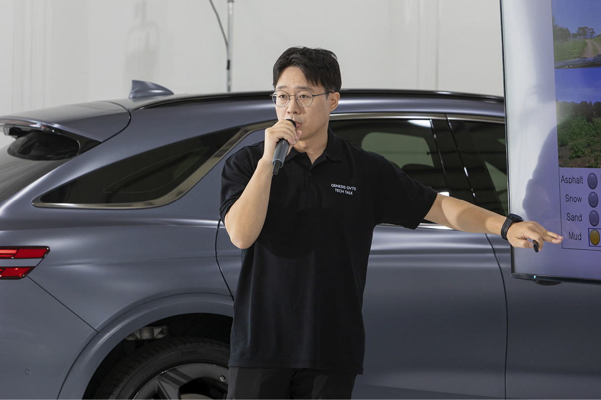 제네시스 개발진이 신기술에 대해 설명 중인 모습