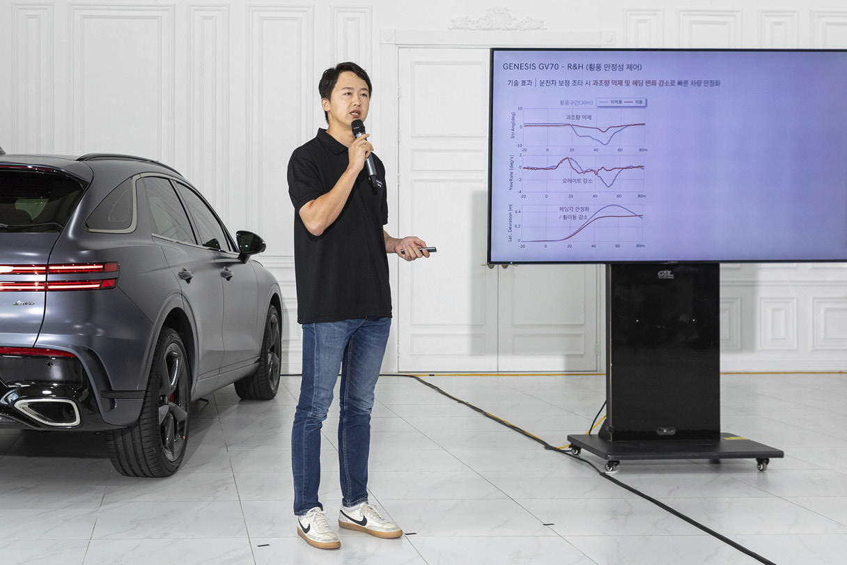 제네시스 개발진이 신기술에 대해 설명 중이다