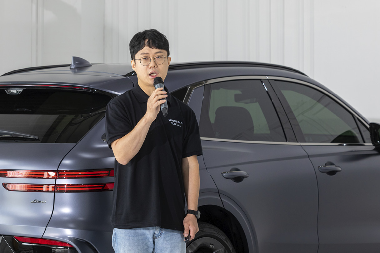 제네시스 개발진이 발표 중인 모습
