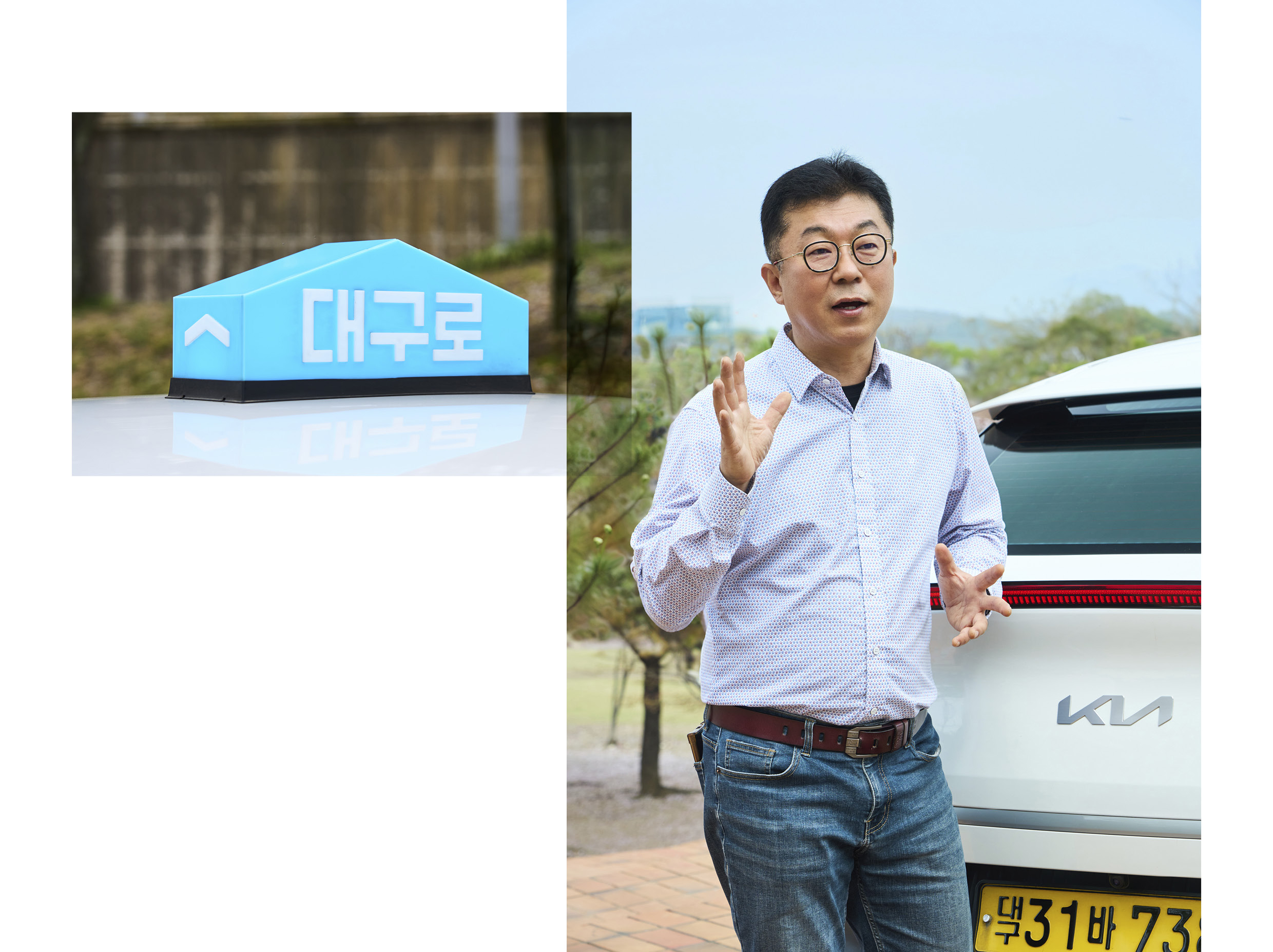 흰색 차 후미에서 이야기하는 남성의 모습, 택시 지붕의 하늘색 갓을 가까이 비춘 모습