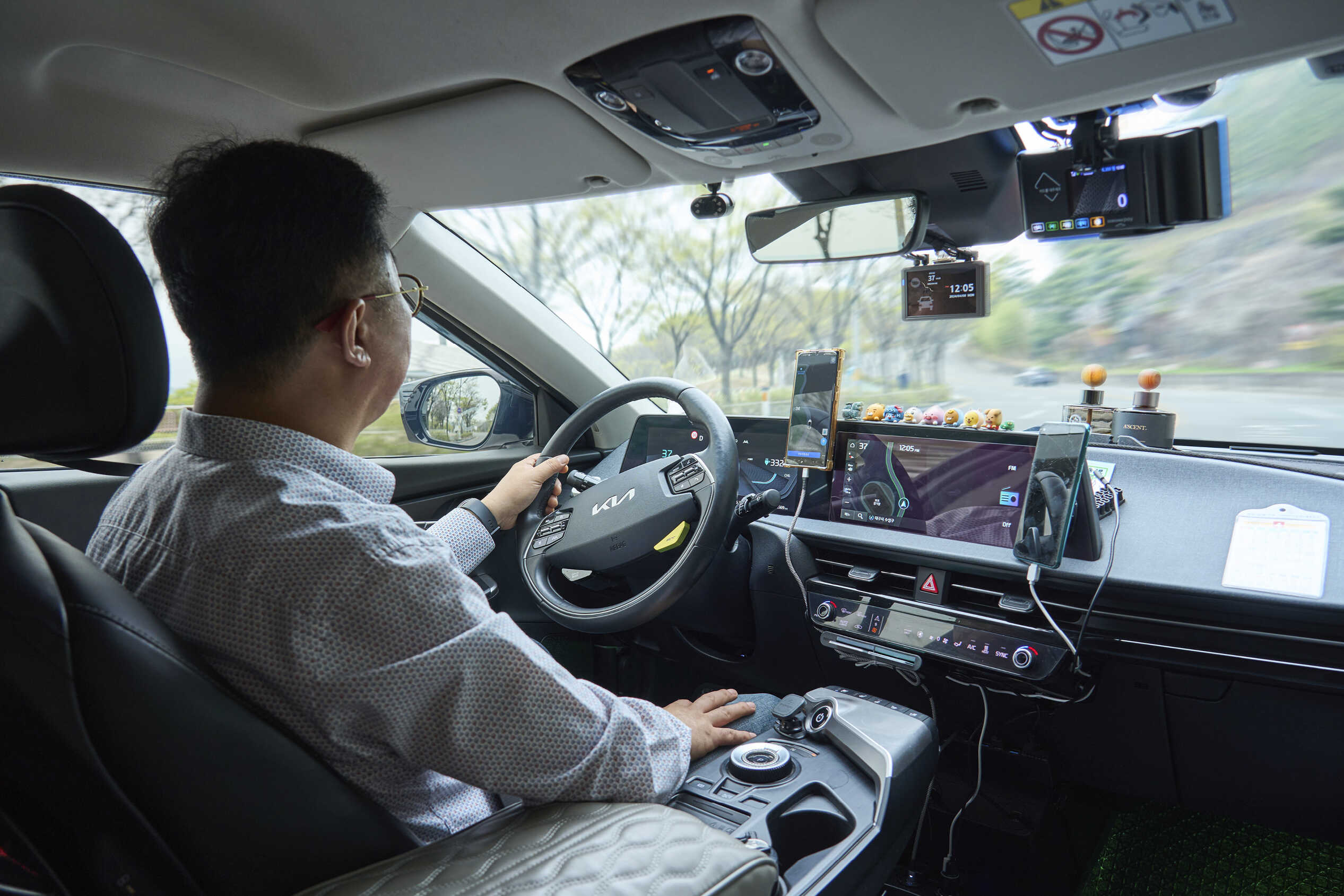 공원 도로를 주행하는 택시 기사의 모습