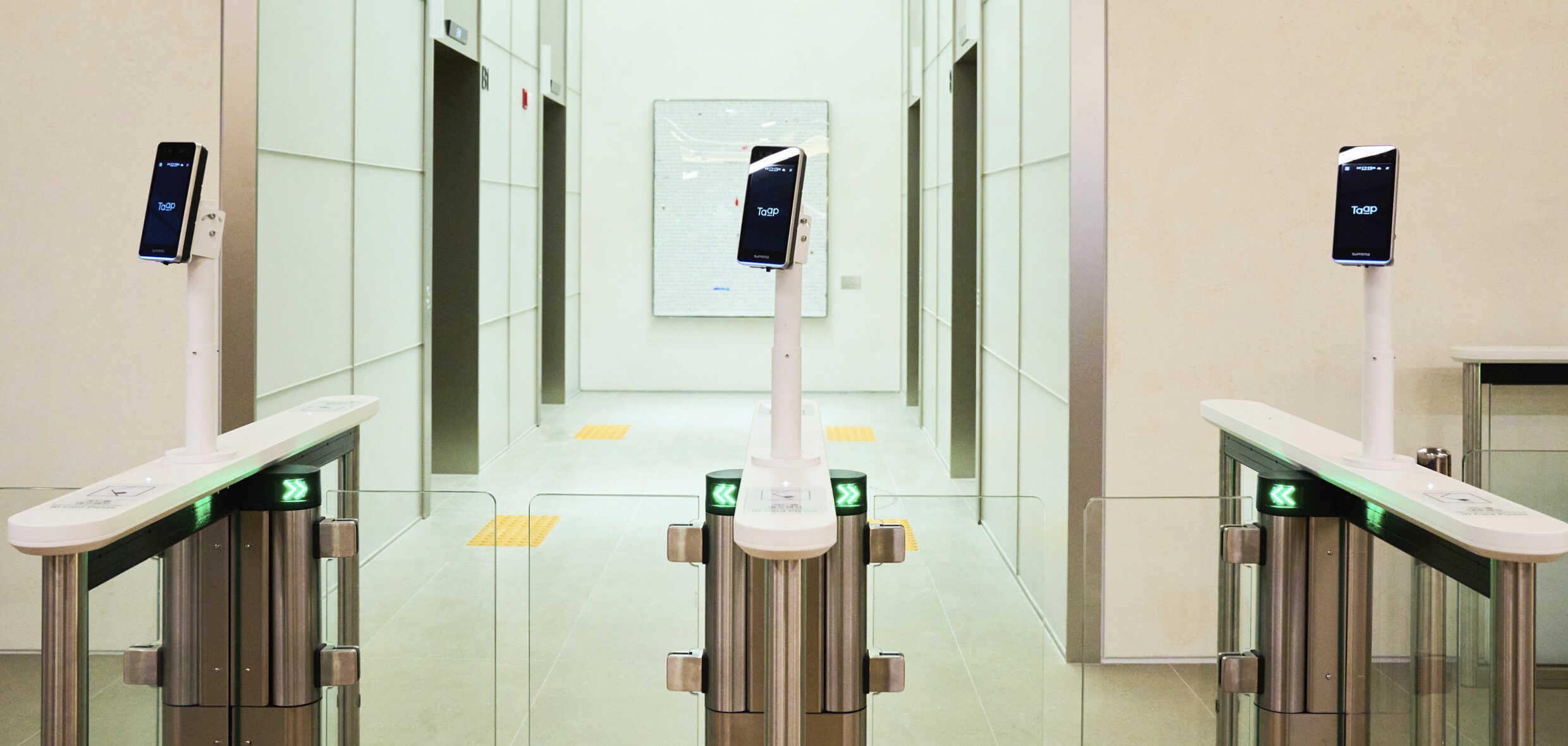 인증 시스템이 도입된 출입 게이트의 모습