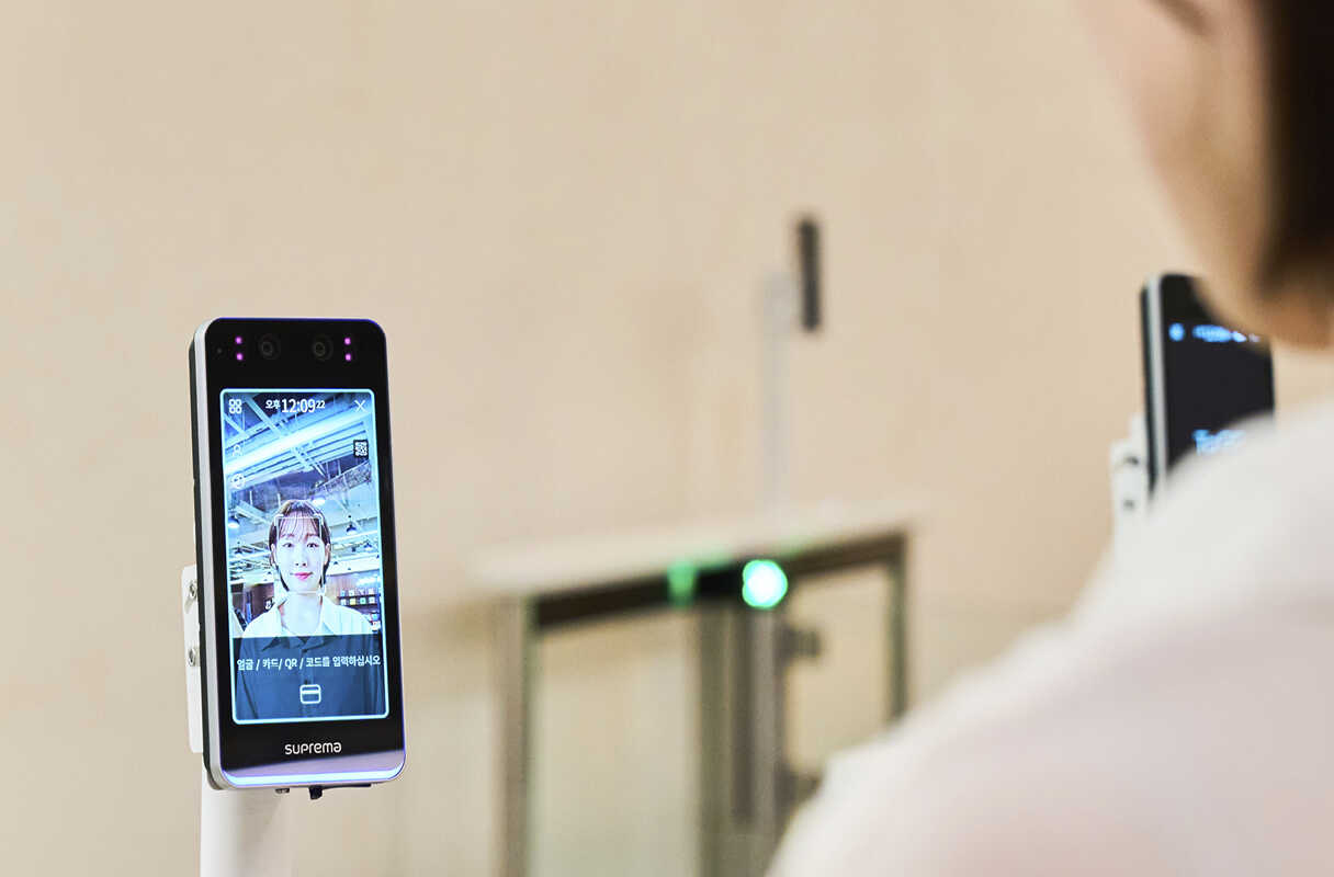 안면 인증을 진행 중인 모습