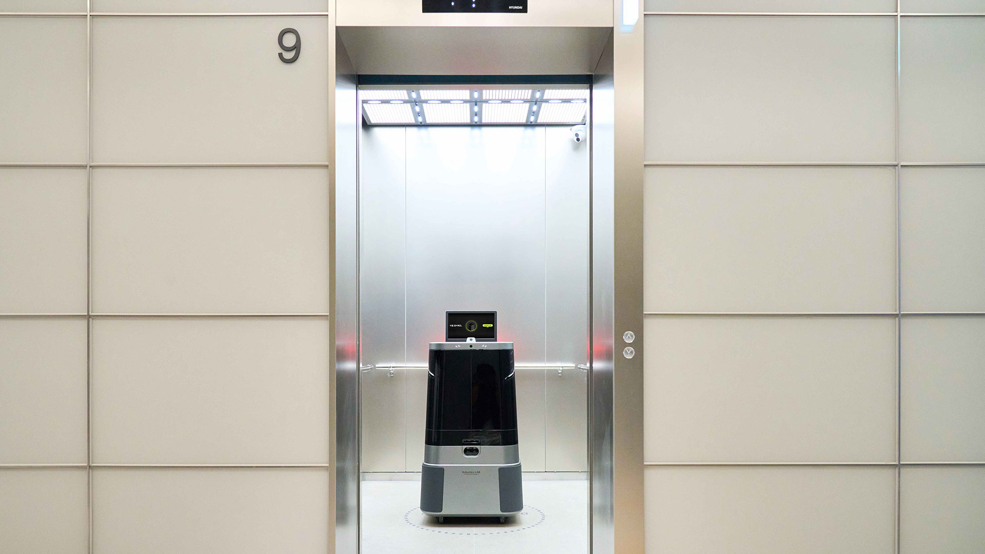 현대자동차·기아가 개발한 달이 딜리버리가 팩토리얼 성수에서 음료를 배달하는 모습