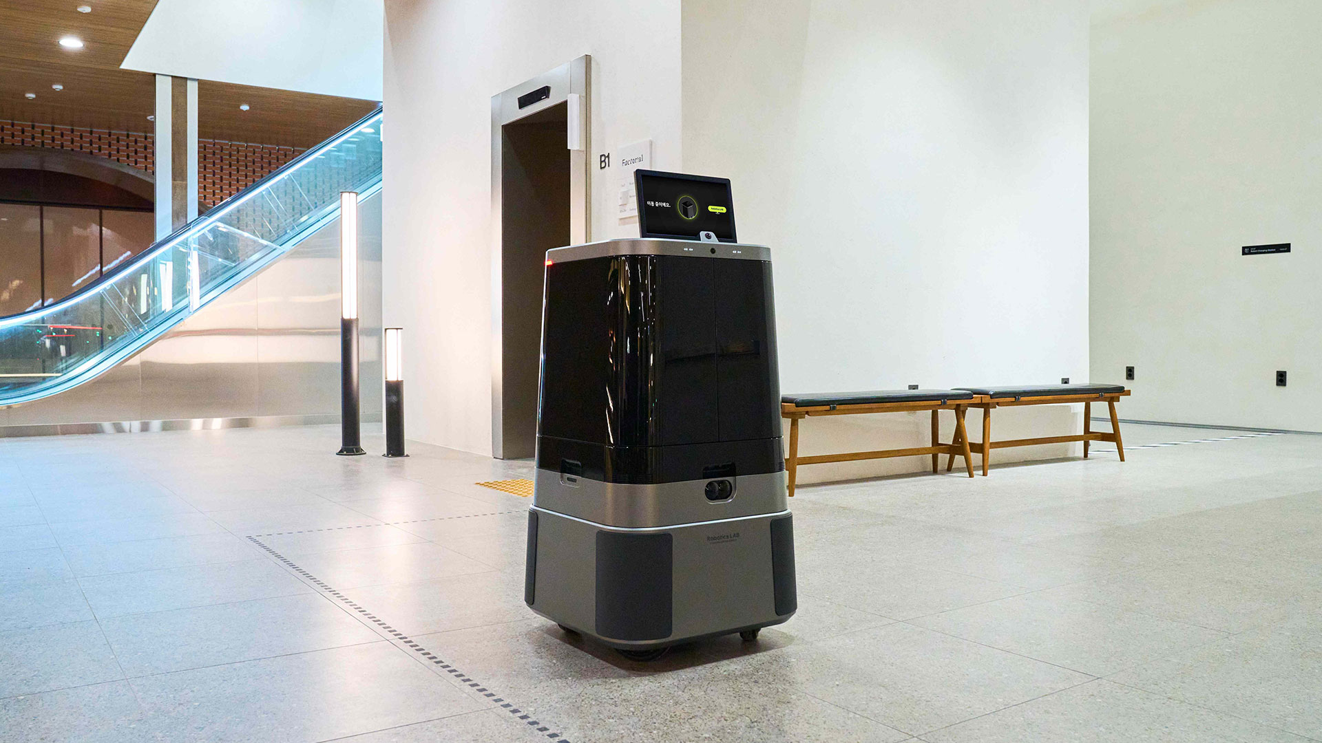 현대자동차·기아가 개발한 달이 딜리버리가 팩토리얼 성수에서 음료를 배달하는 모습