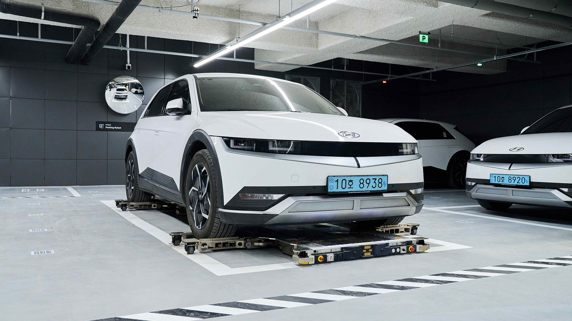 현대위아가 개발한 주차 로봇이 팩토리얼 성수 지하주차장에서 차량을 주차하는 모습.