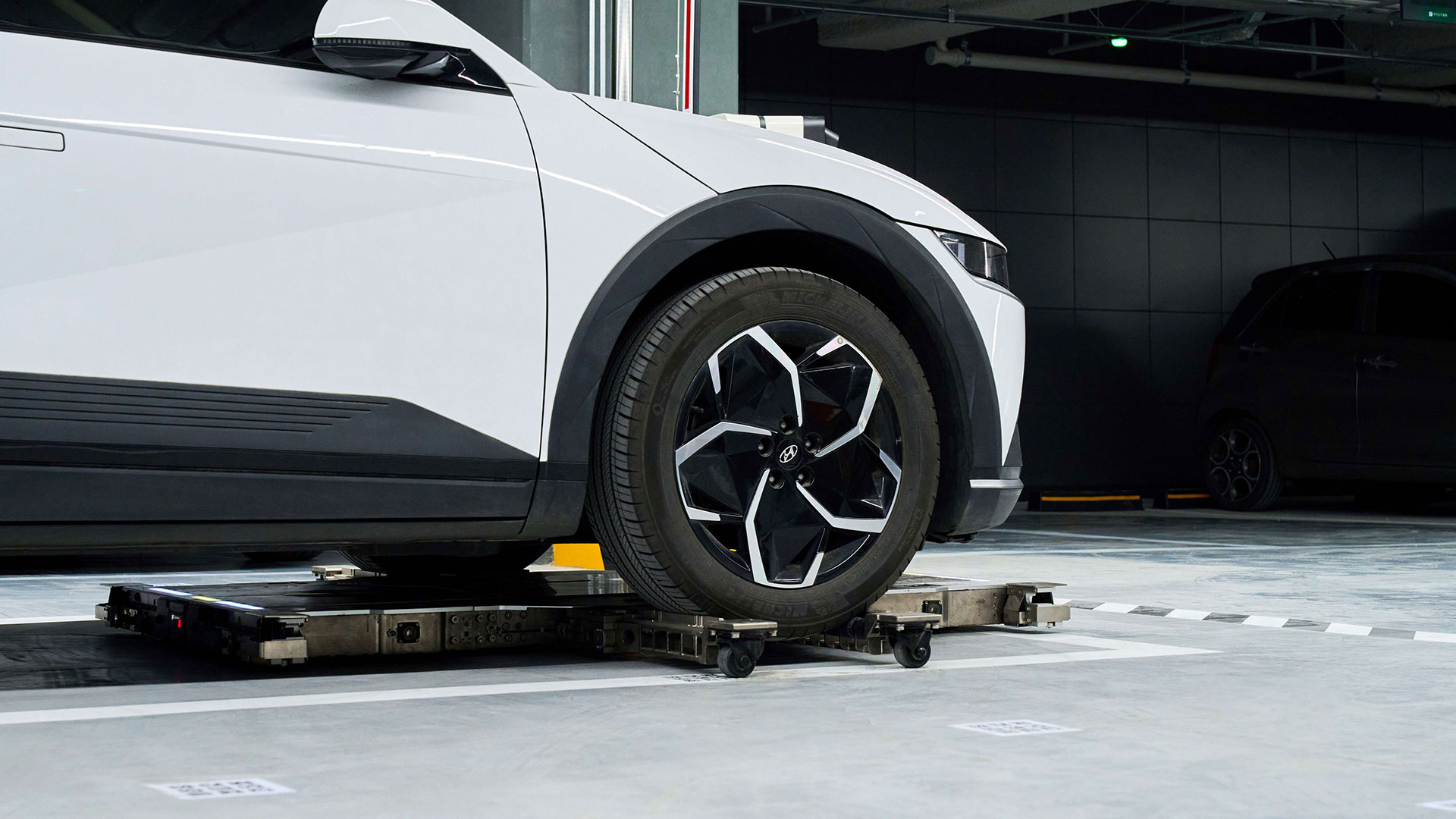 현대위아가 개발한 주차 로봇이 팩토리얼 성수 지하주차장에서 차량을 주차하는 모습.