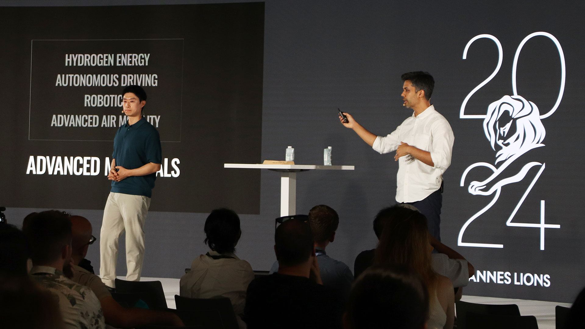 현대자동차·기아 에너지소자연구팀 이민재 책임연구원(사진 좌측)과 ‘메이드 쿨러 바이 현대’ 캠페인 시행사 ‘파울러스’의 크리에이티브 디렉터 사판 카디르(Saffaan Qadir)가 발표하고 있는 모습