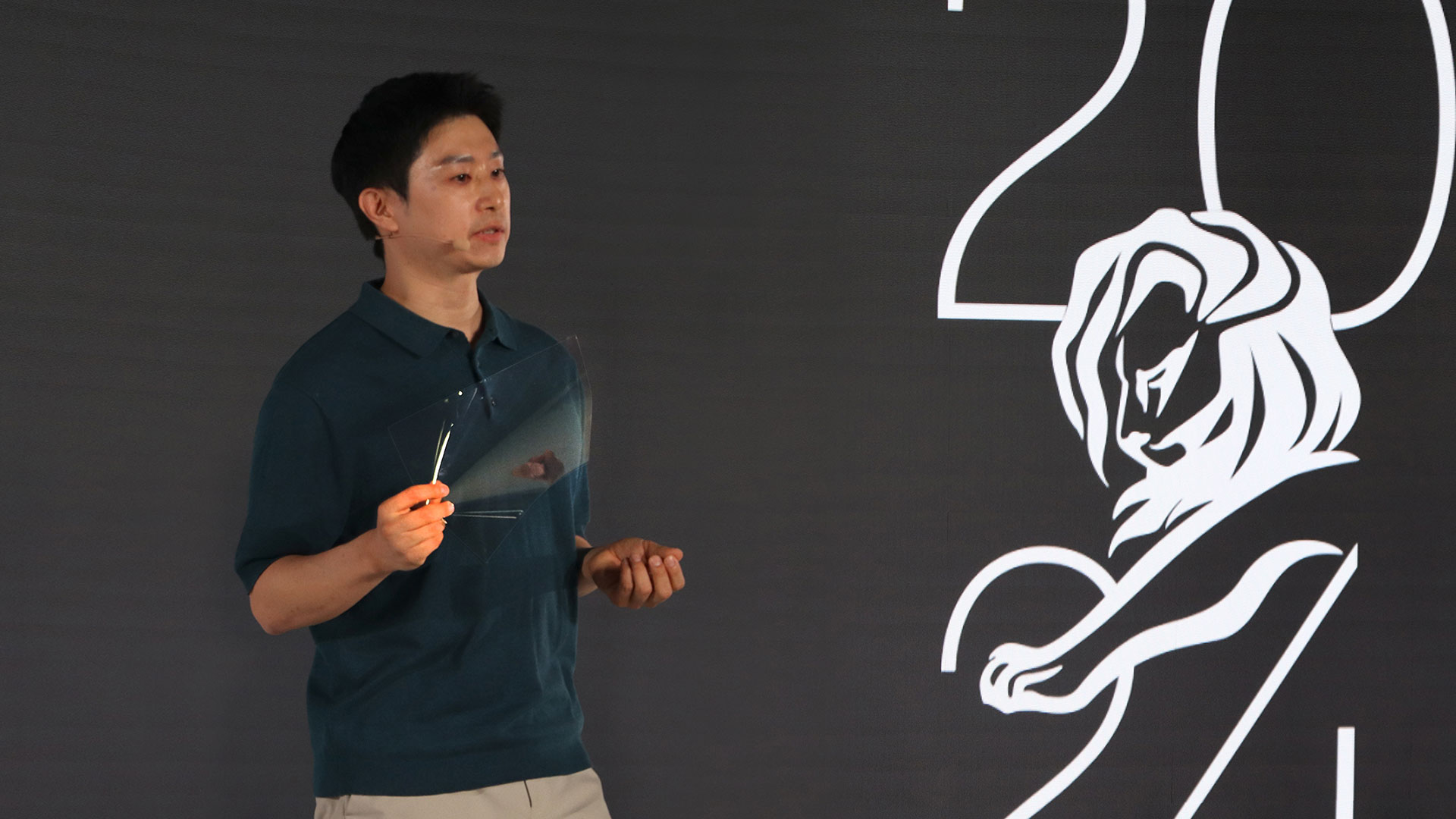 현대자동차·기아 에너지소자연구팀 이민재 책임연구원이 나노 쿨링 필름 샘플을 선보이는 모습