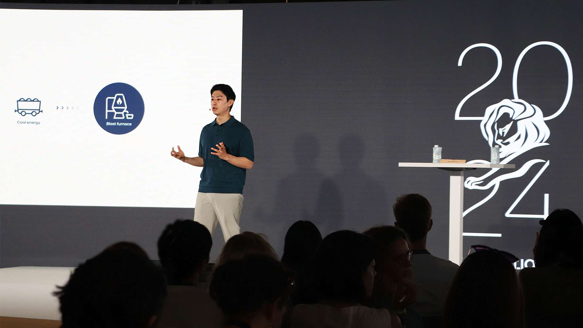 현대자동차·기아 에너지소자연구팀 이민재 책임연구원이 나노 쿨링 필름 기술에 대해서 설명하는 모습