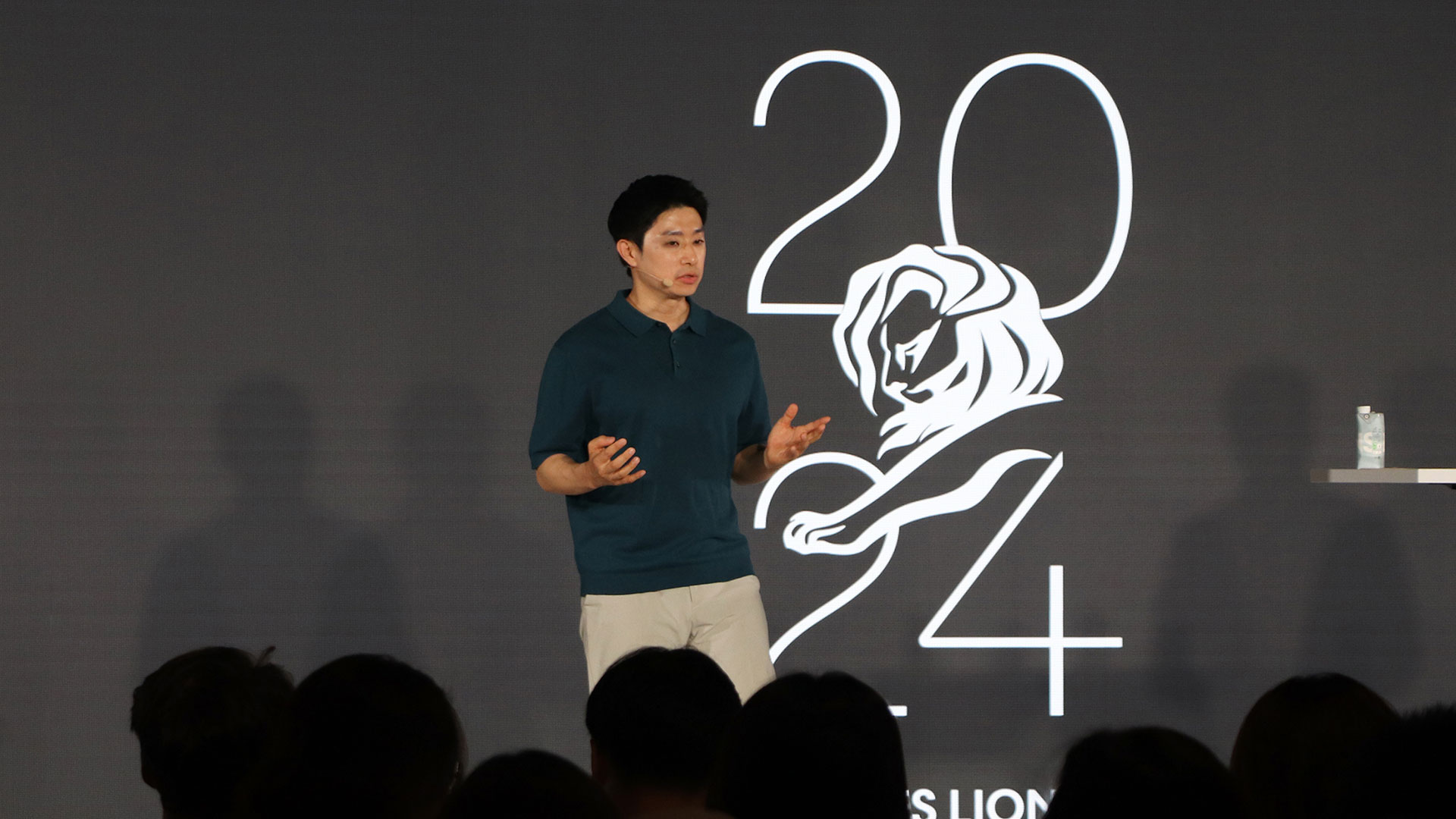 현대자동차·기아 에너지소자연구팀 이민재 책임연구원이 나노 쿨링 필름 기술에 대해서 설명하는 모습