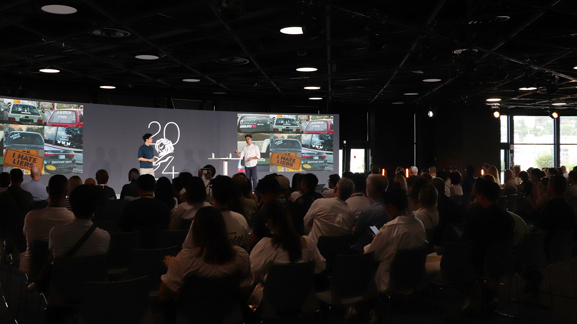 현대자동차·기아 에너지소자연구팀 이민재 책임연구원(사진 좌측)과 ‘메이드 쿨러 바이 현대’ 캠페인 시행사 ‘파울러스’의 크리에이티브 디렉터 사판 카디르(Saffaan Qadir)가 발표하고 있는 모습