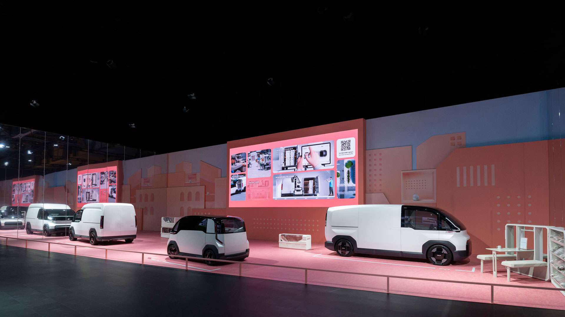 '2024 부산모빌리티쇼' 기아관 'PBV 존'에 전시된 PV5 하이 루프, PV1 콘셉트, PV7 콘셉트