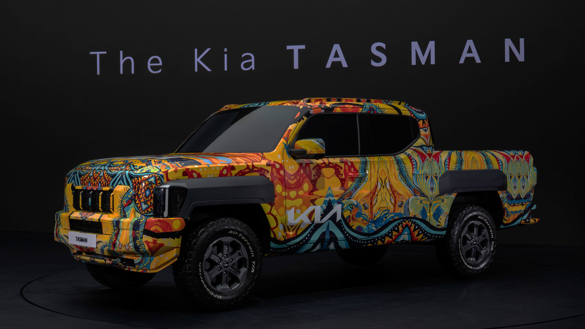 '2024 부산모빌리티쇼'에서 국내 최초로 공개된 '더 기아 타스만' 전용 위장막 모델