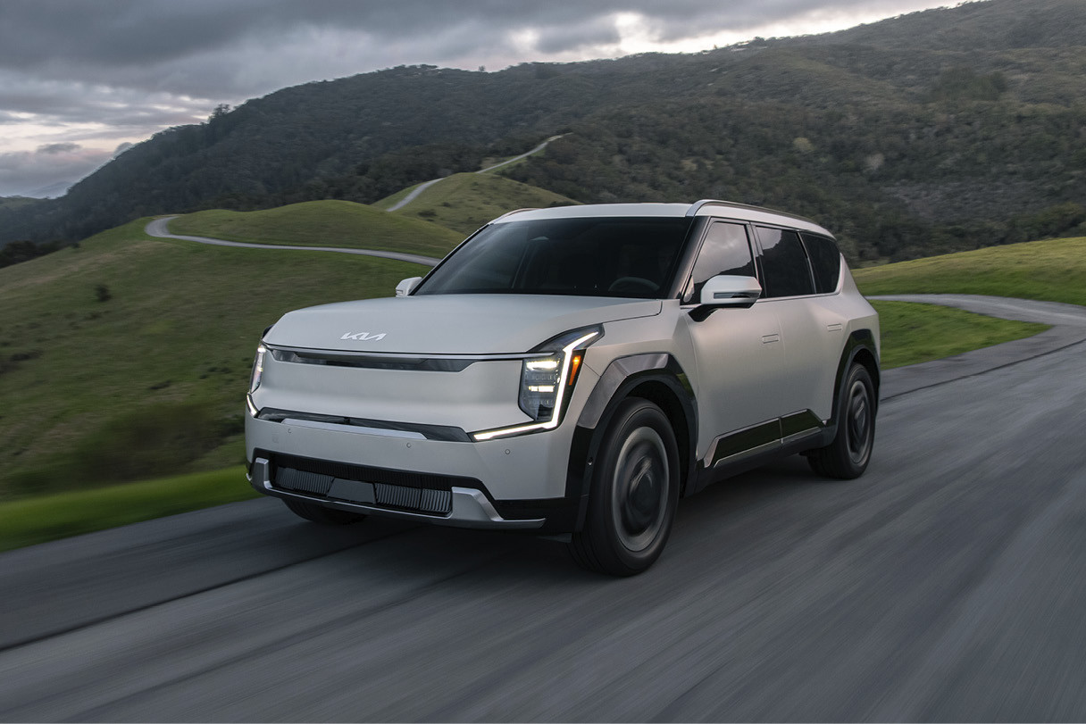 기아 EV9이 산길을 주행하는 전측면 모습