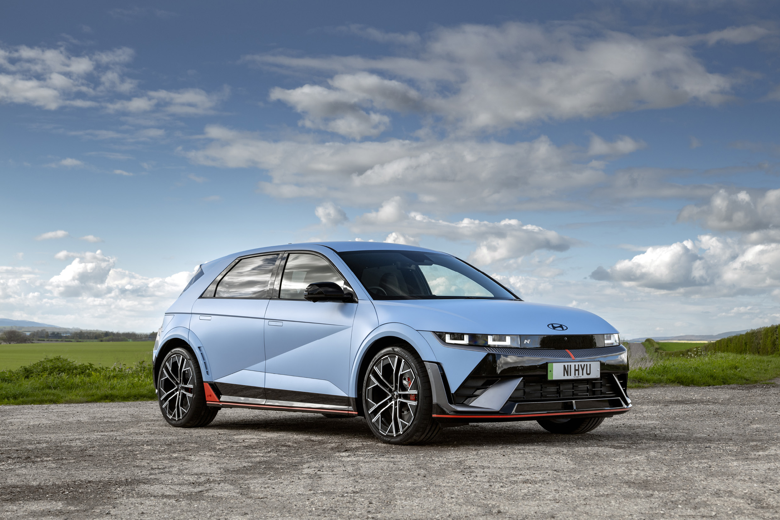 들판에 정차한 현대차 아이오닉 5 N 파란색차 조수석 전측면 모습