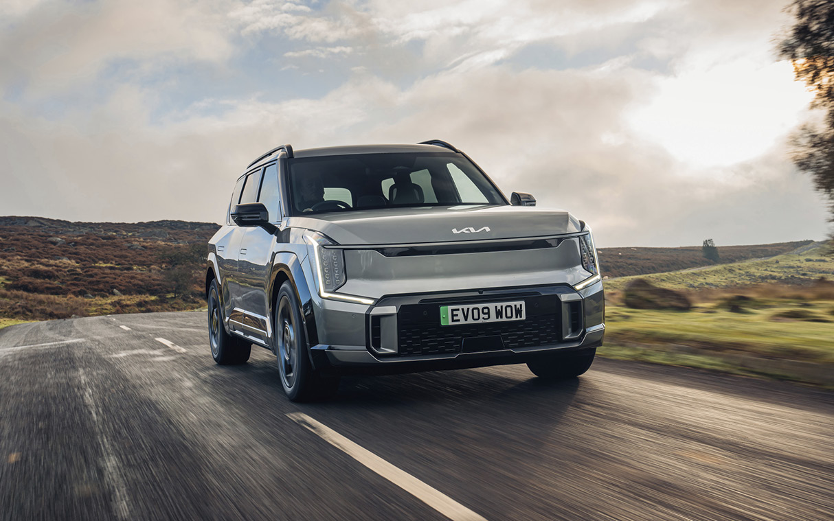 영국 교외 도로를 주행하는 EV9 정면 모습