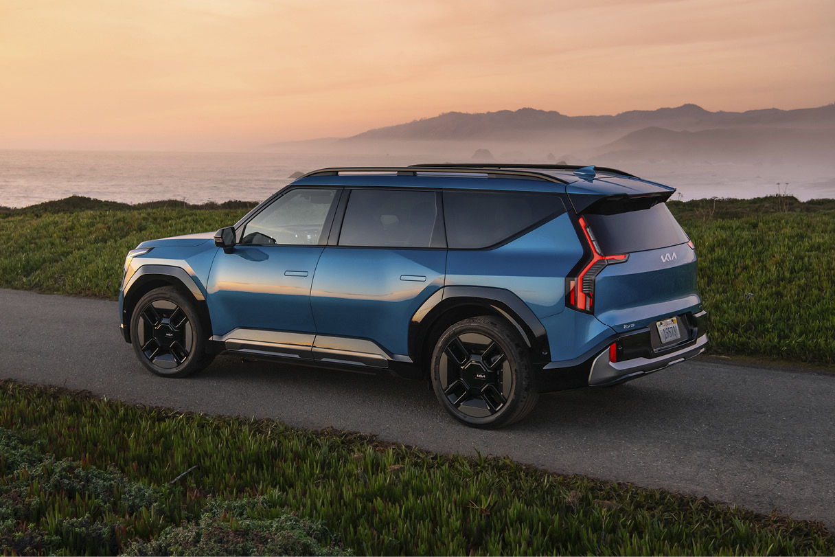 해변 절벽가에 정차한 파란색 EV9 후측면 모습