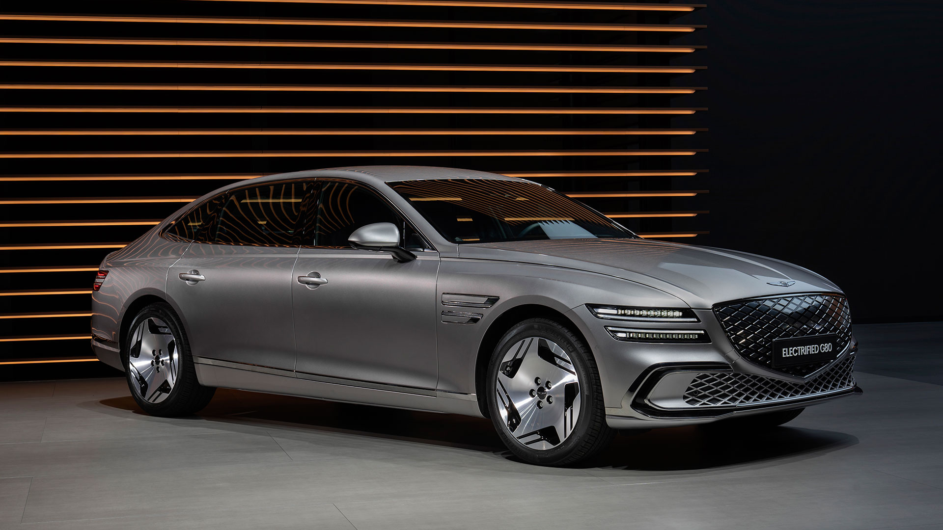 27일(목) 부산 벡스코에서 열린 ‘2024 부산모빌리티쇼’에서 국내 최초로 공개한 제네시스 G80 전동화 부분변경 모델 외관