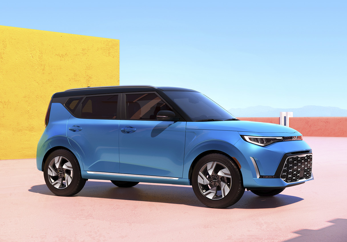 강한 채도 기하학적인 배경에 주차된 파란색 쏘울 전측면 모습