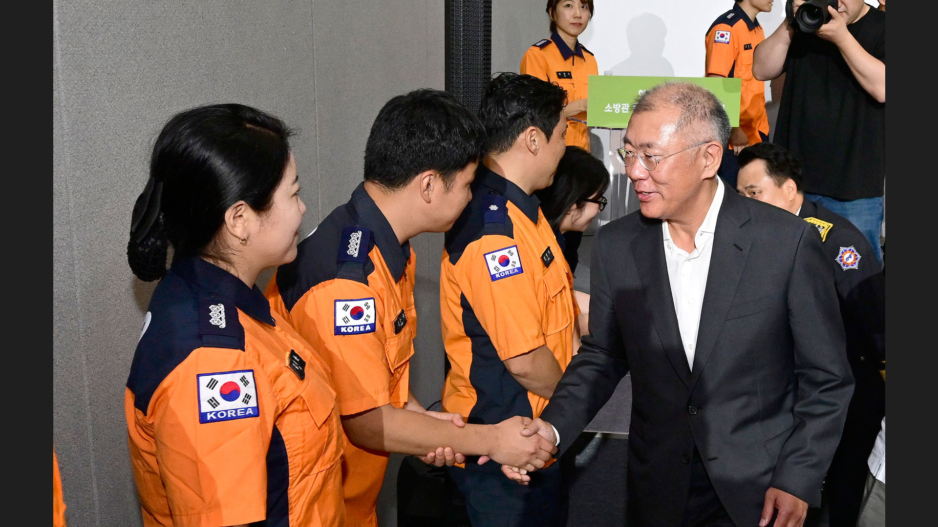 정의선 현대자동차그룹이 회장이 소방관들과 악수하며 인사하고 있다.