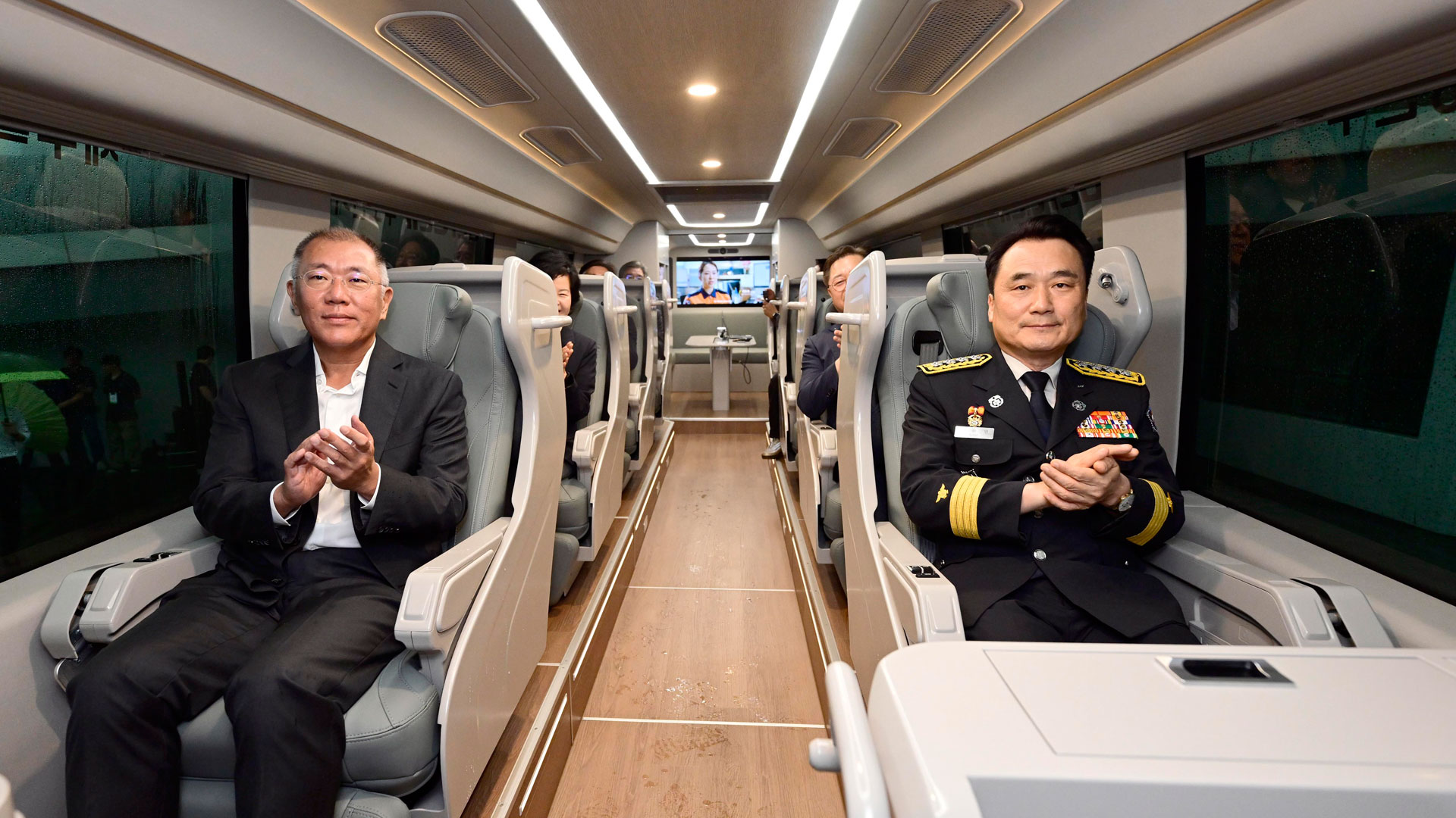 정의선 현대자동차그룹 회장(사진 왼쪽), 남화영 소방청장(사진 오른쪽) 등 행사 참석자들이 소방관 회복지원 수소전기버스 내부를 체험하고 있다.