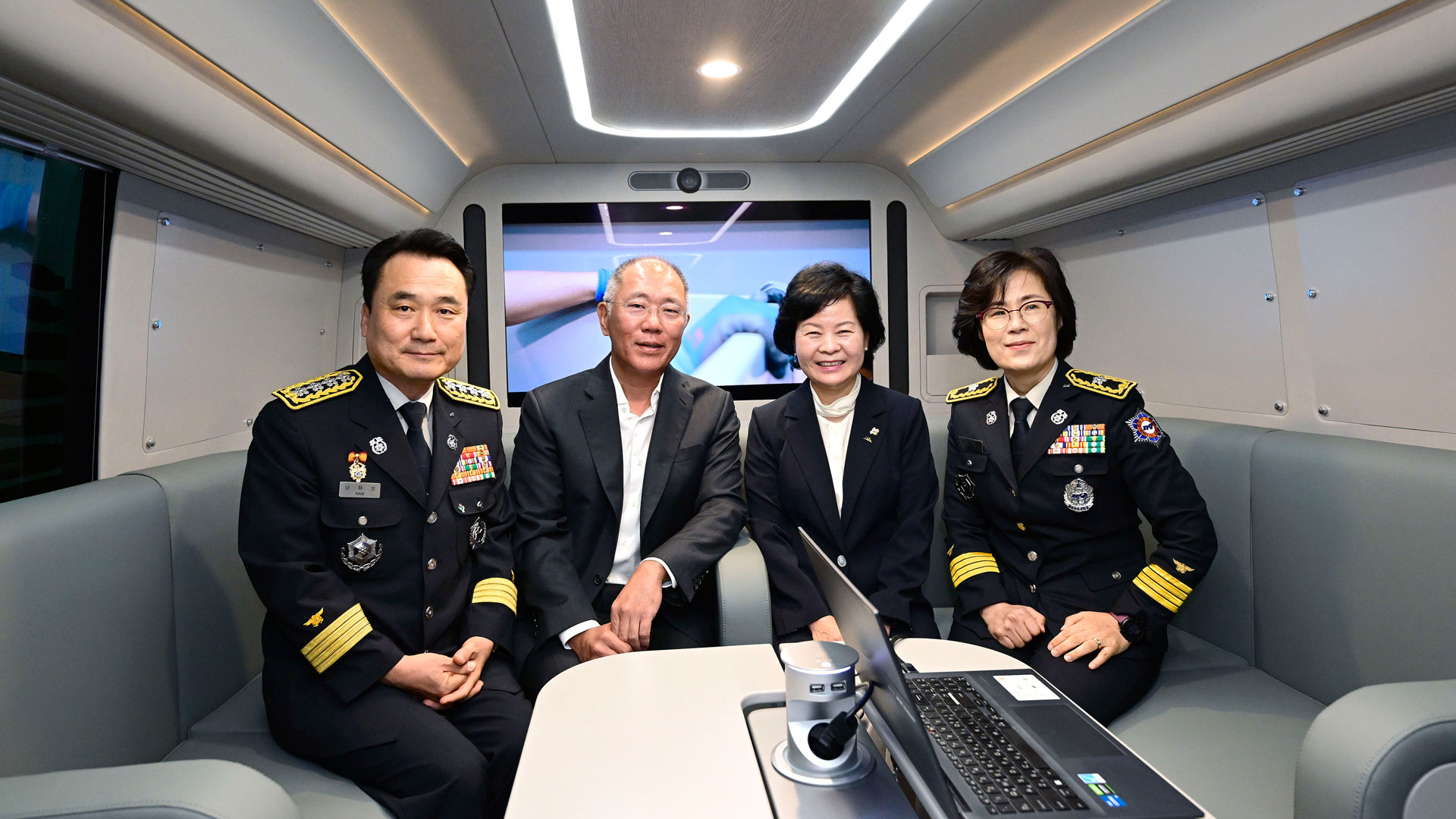 행사 참석자들이 소방관 회복지원 수소전기버스 내부를 체험한 후 기념 촬영을 하고 있다. (사진 왼쪽부터/남화영 소방청장, 정의선 현대자동차그룹 회장, 김애숙 제주도 정무부지사, 고민자 제주소방안전본부장)