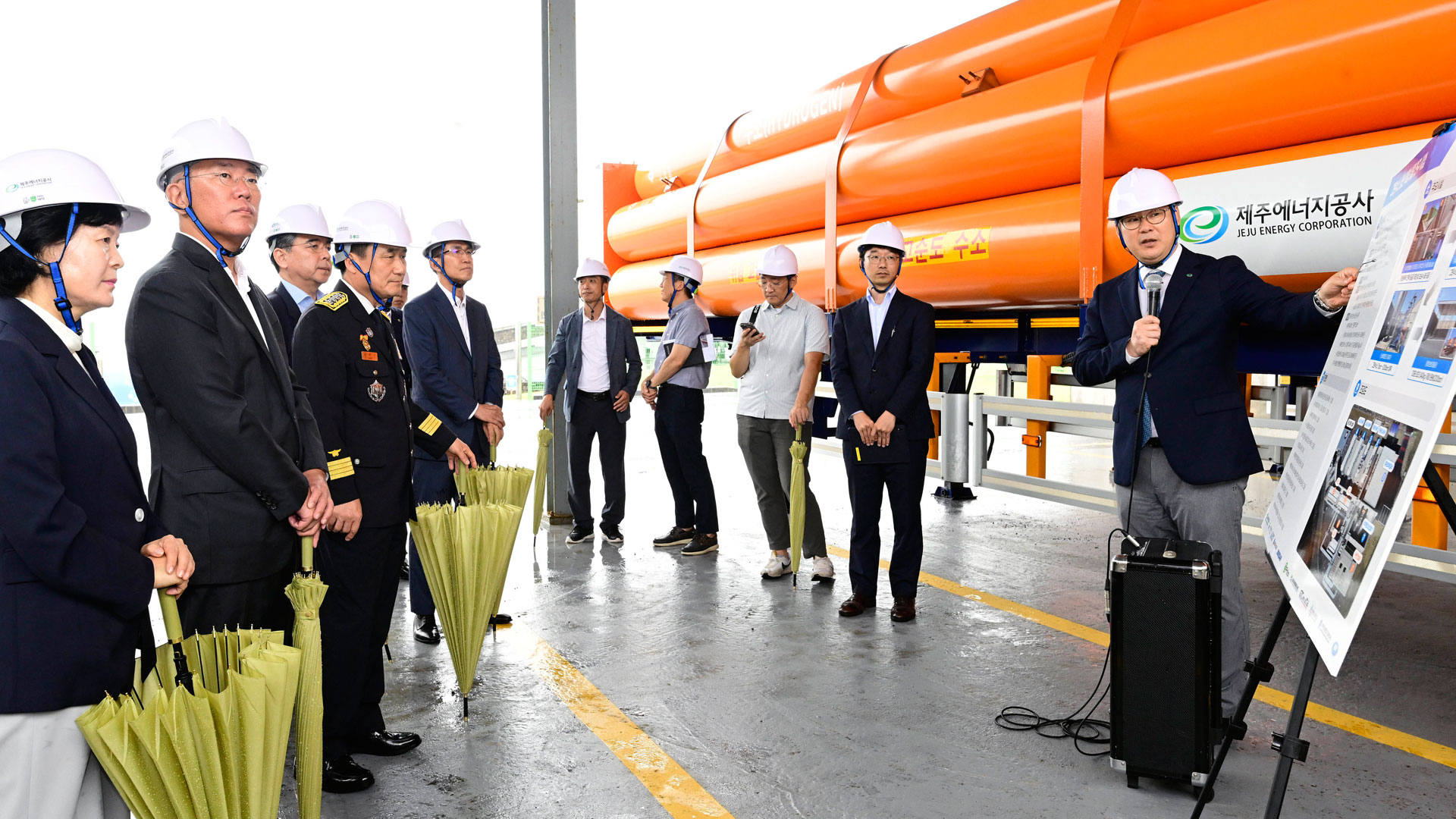 정의선 현대자동차그룹 회장(사진 왼쪽 두번째) 등 행사 참석자들이 수소 수전해 실증 시설 현황에 대해 설명을 듣고 있다.