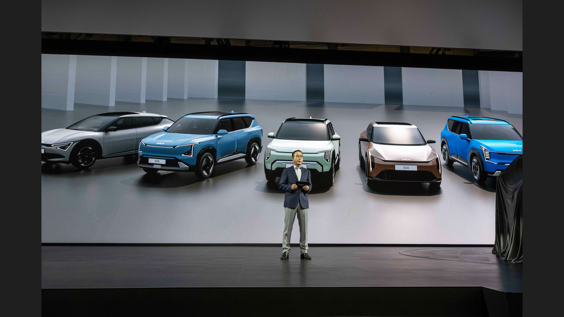 기아 국내사업본부장 정원정 부사장이 '2024 부산모빌리티쇼' 언론공개 행사에서 발표하는 모습