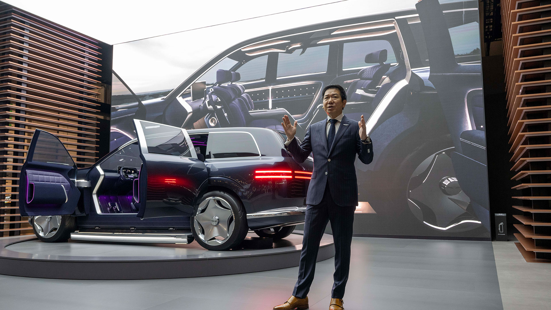 27일(목) 부산 벡스코에서 열린 ‘2024 부산모빌리티쇼’ 제네시스 프레스 컨퍼런스에서 현대제네시스글로벌디자인담당 이상엽 부사장이 ‘네오룬 콘셉트’에 대해 설명하고 있다.