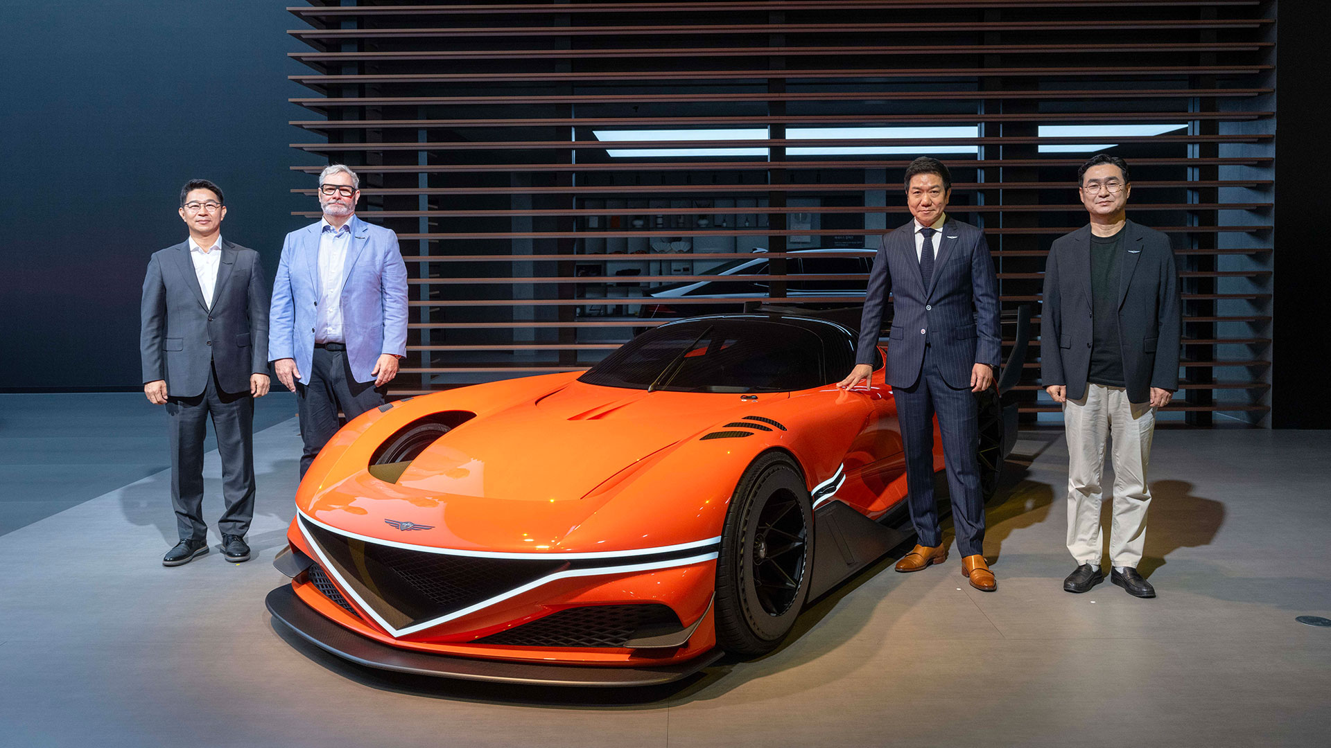 27일(목) 부산 벡스코에서 열린 ‘2024 부산모빌리티쇼’ 제네시스 프레스 컨퍼런스에서 (왼쪽부터) 제네시스사업본부 송민규 부사장, 현대차 최고 크리에이티브 책임자(CCO) 루크 동커볼케 사장, 현대제네시스글로벌디자인담당 이상엽 부사장, 현대차 국내사업본부 정유석 부사장이’제네시스 엑스 그란 레이서 콘셉트’와 함께 기념사진을 촬영하고 있다.