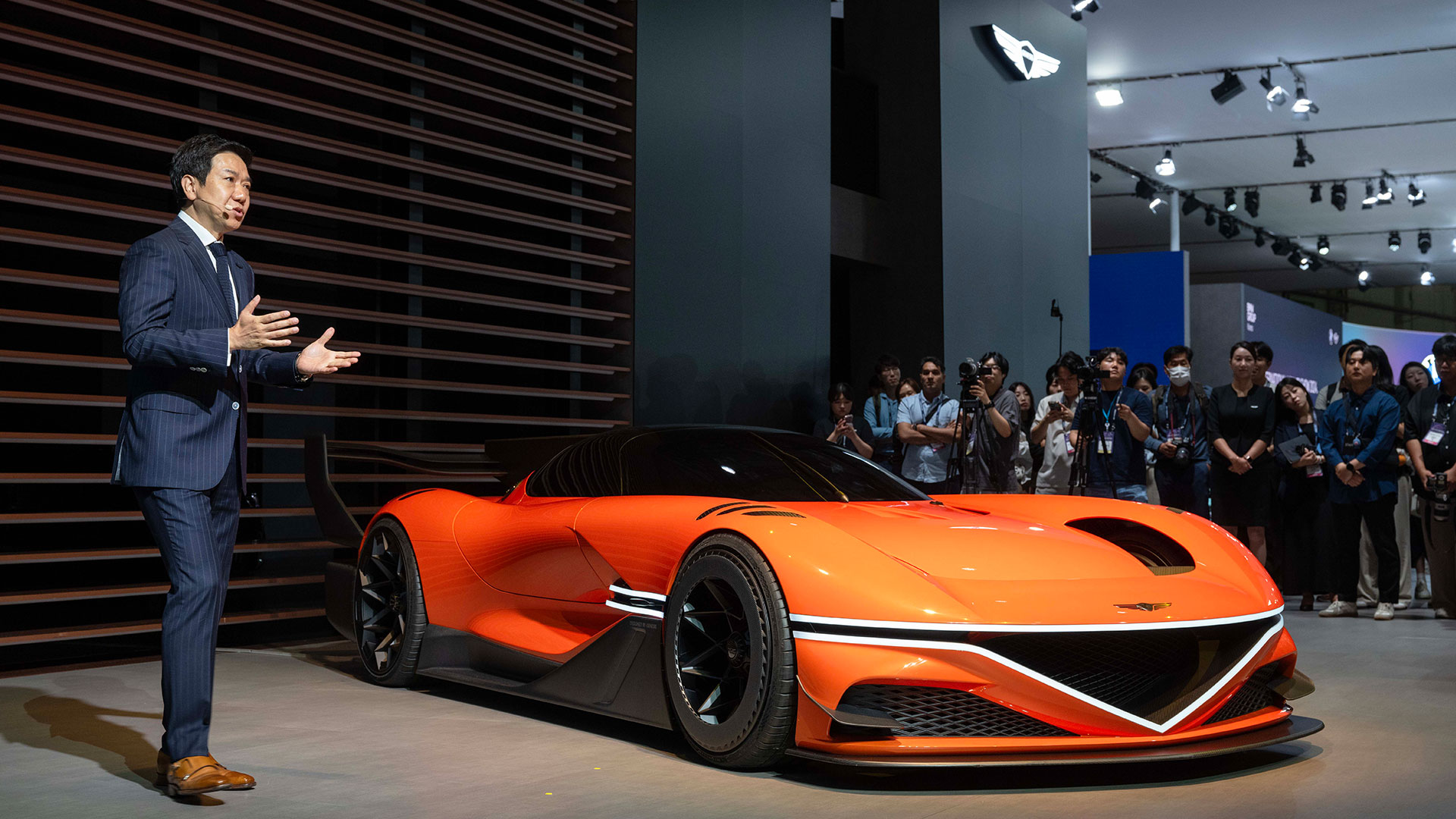 27일(목) 부산 벡스코에서 열린 ‘2024 부산모빌리티쇼’ 제네시스 프레스 컨퍼런스에서 현대제네시스글로벌디자인담당 이상엽 부사장이 ‘제네시스 엑스 그란 레이서 콘셉트’에 대해 설명하고 있다.