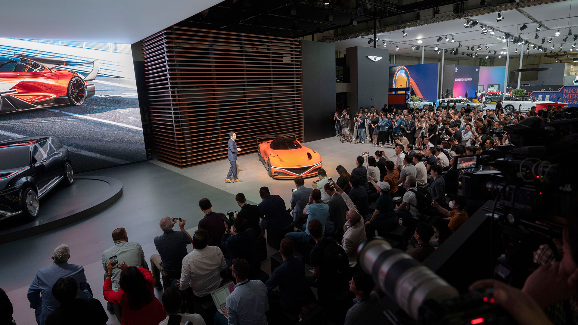 27일(목) 부산 벡스코에서 열린 ‘2024 부산모빌리티쇼’ 제네시스 프레스 컨퍼런스에서 현대제네시스글로벌디자인담당 이상엽 부사장이 ‘제네시스 엑스 그란 레이서 콘셉트’에 대해 설명하고 있다.