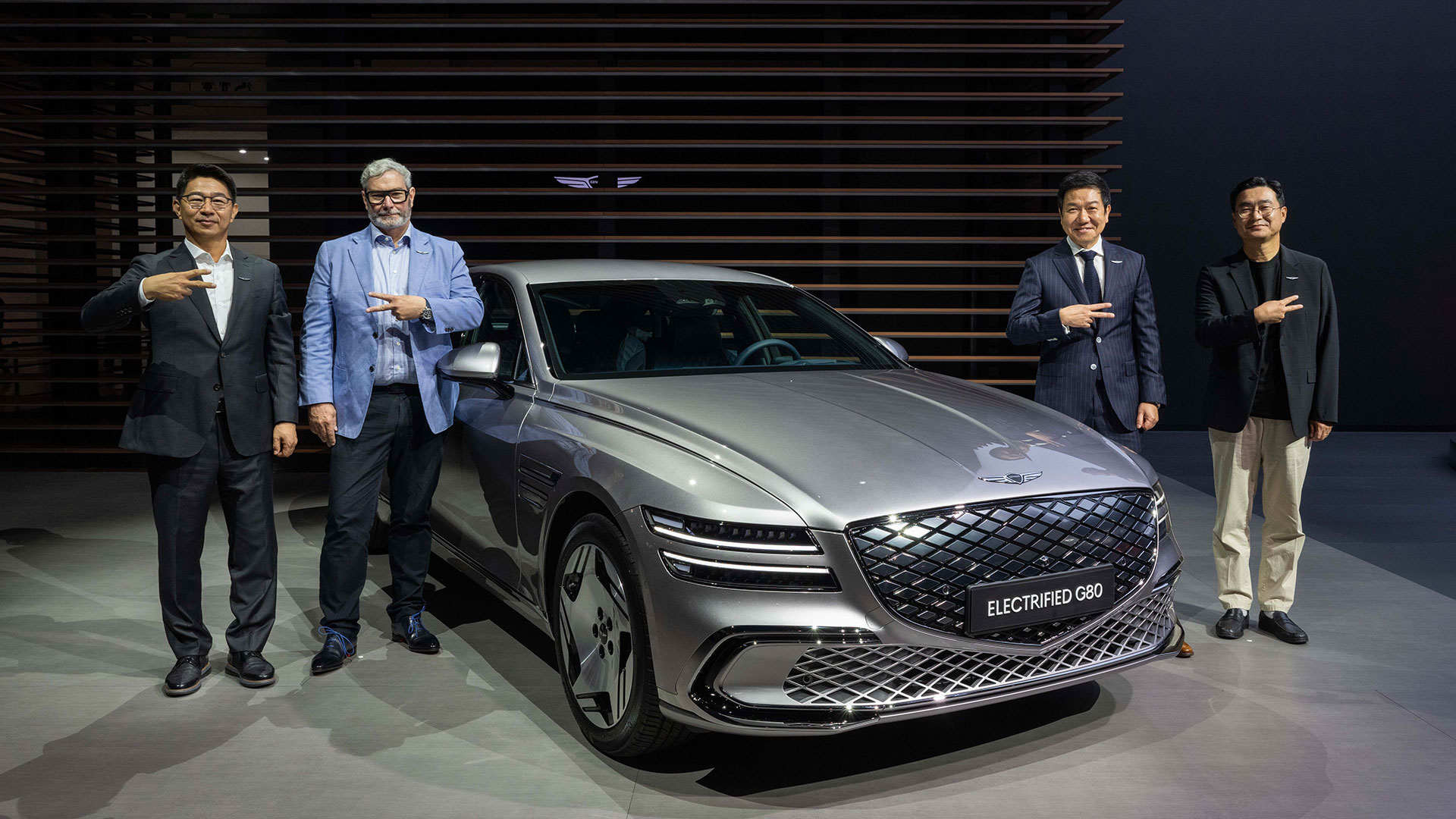 27일(목) 부산 벡스코에서 열린 ‘2024 부산모빌리티쇼’ 제네시스 프레스 컨퍼런스에서 (왼쪽부터) 제네시스사업본부 송민규 부사장, 현대차 최고 크리에이티브 책임자(CCO) 루크 동커볼케 사장, 현대제네시스글로벌디자인담당 이상엽 부사장, 현대차 국내사업본부 정유석 부사장이’G80 전동화 부분변경 모델’과 함께 기념사진을 촬영하고 있다.