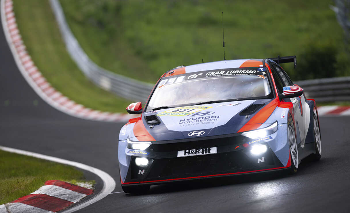 아반떼 N TCR이 서킷을 주행하는 정면 모습