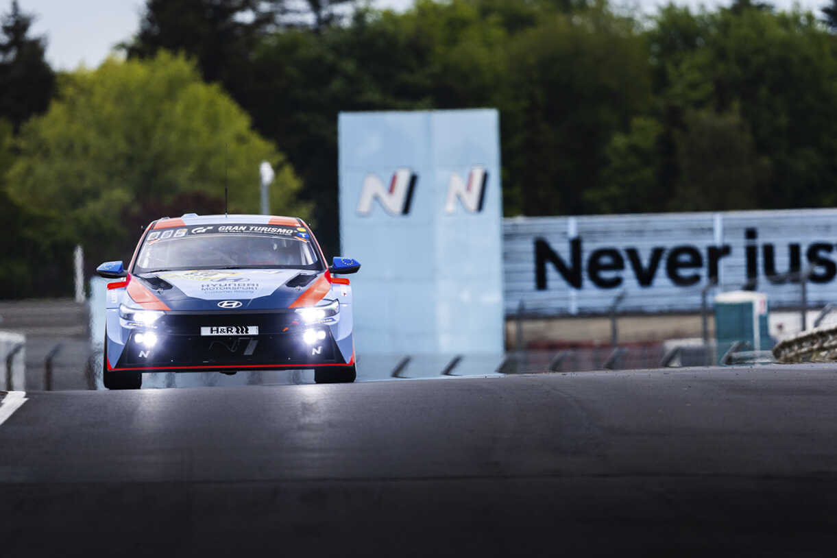 아반떼 N TCR이 서킷을 주행하는 정면 모습