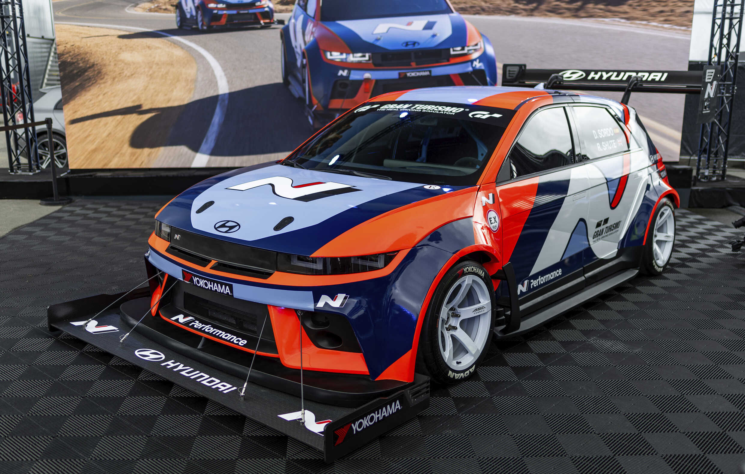 아이오닉 5 N TA 스펙이 행사장에 전시된 전측면 모습