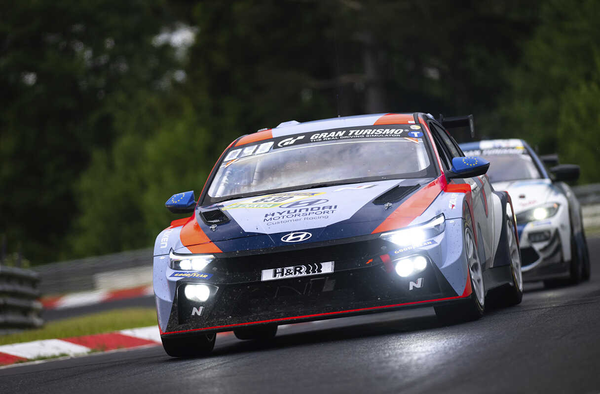 아반떼 N TCR이 서킷을 주행하고 그 뒤로 독일 브랜드 TCR이 따라 붙은 모습