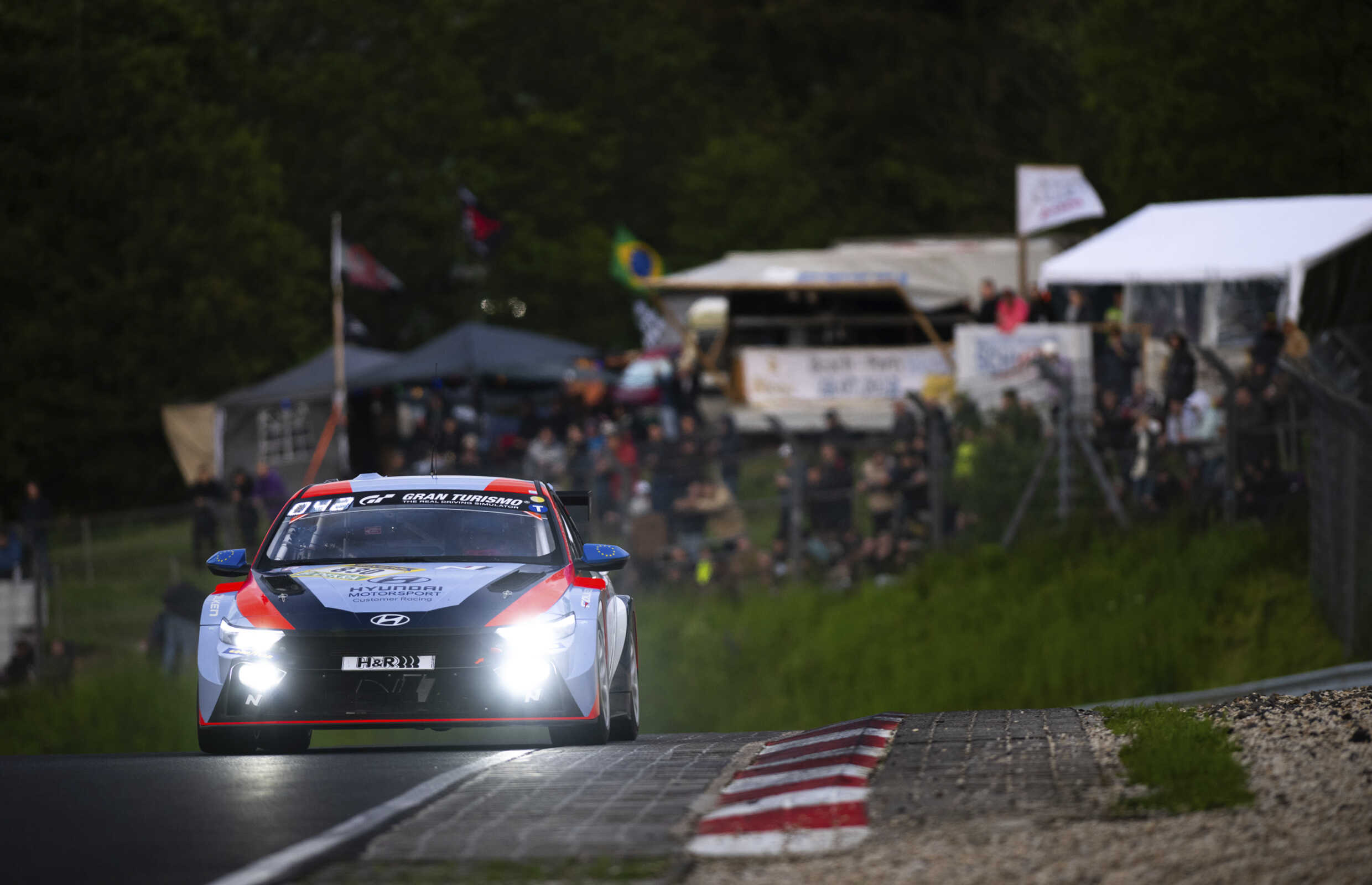 아반떼 N TCR이 서킷을 주행하는 정면 모습