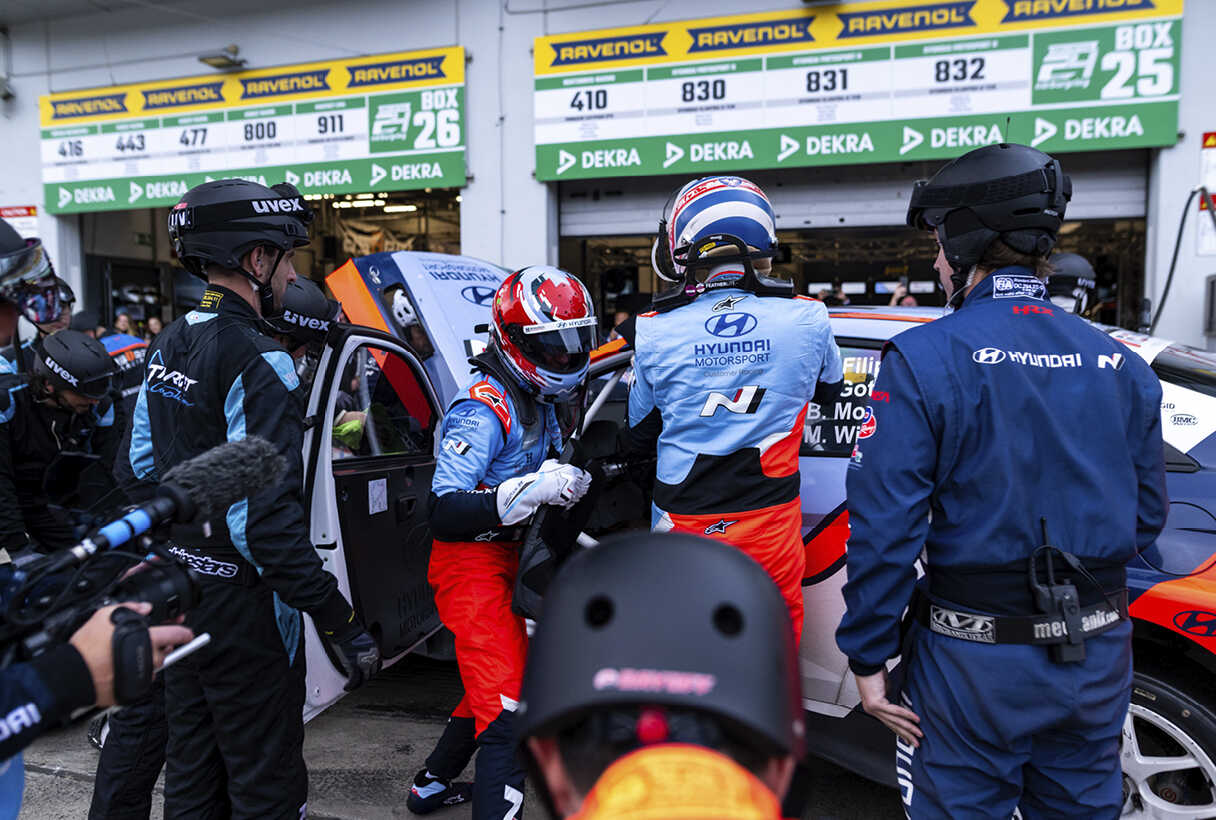 아반떼 N TCR이 피트스탑하고 드라이버 교체하는 모습