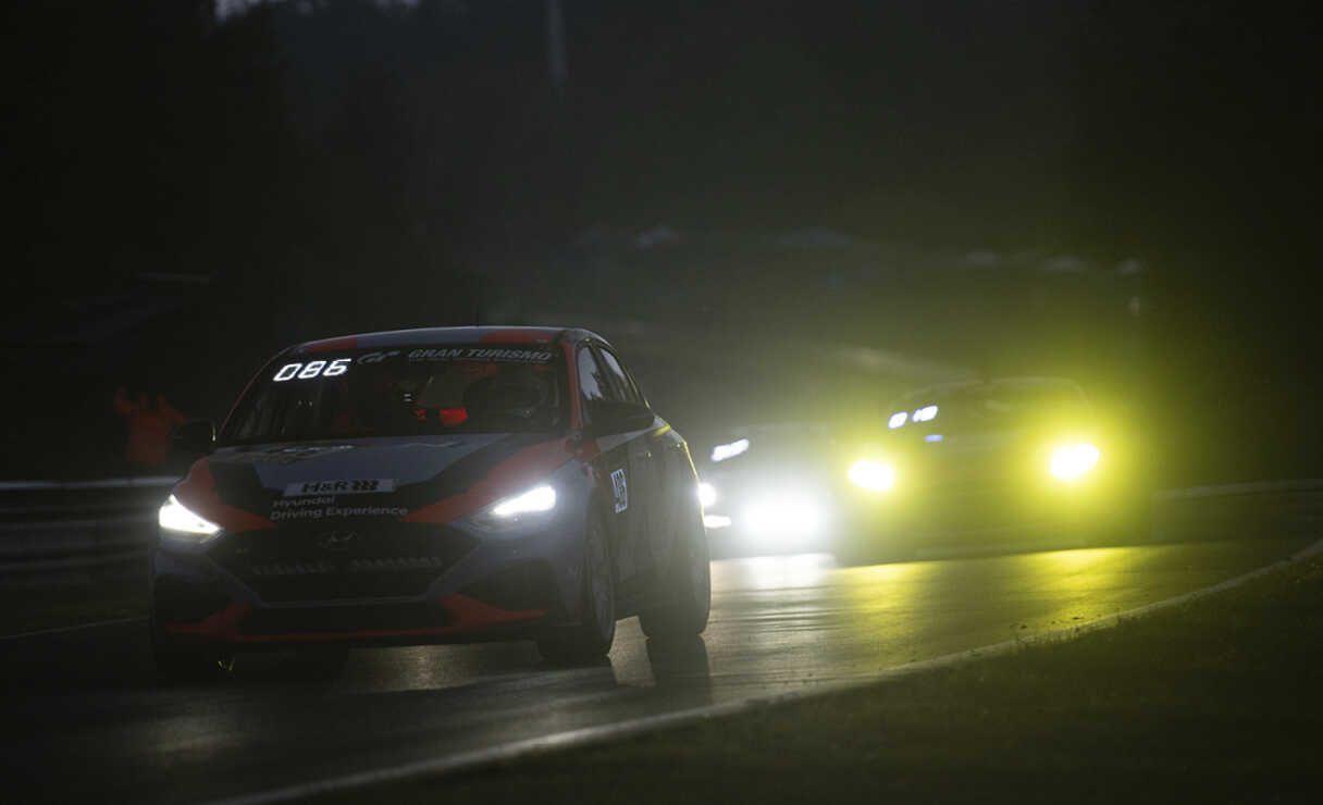 i30 N TCR이 서킷을 주행하고 그 뒤로 다른 TCR 경주차가 따라 붙은 정면 모습